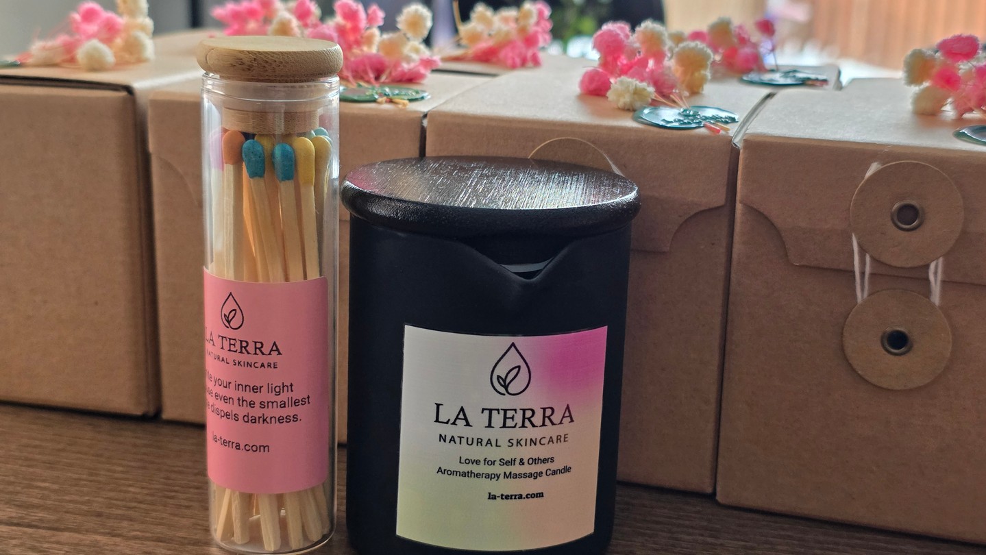 Let the gentle glow of a handcrafted candle illuminate your path, guiding you towards a moment of profound peace. Crafted with the wisdom of nature, our aromatherapy candles are designed to bring calm and serenity into your everyday rituals. Experience the comforting embrace of natural ingredients and let your inner light shine. ✨
#laterra #aromatherapy #naturalwellness #selfcare #artisancandles #mindfulness #innerpeace #wellnessjourney #handcrafted #giftideas