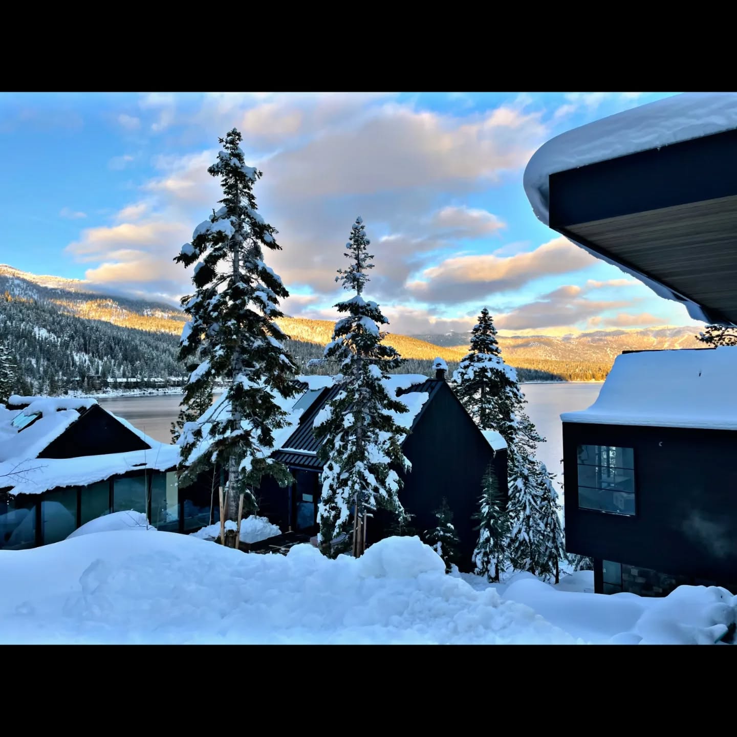 There's 𝙨𝙣𝙤𝙬 other way to say it, this view is breathtaking (and we aren't talking about the scenery). We're loving how our projects in Crystal Bay are turning out, how about you? ❄️
.
.
.
.
#generalcontractor #construction #laketahoecontractor #luxuryhomes #lakefronthomes #crystalbay #sierracon