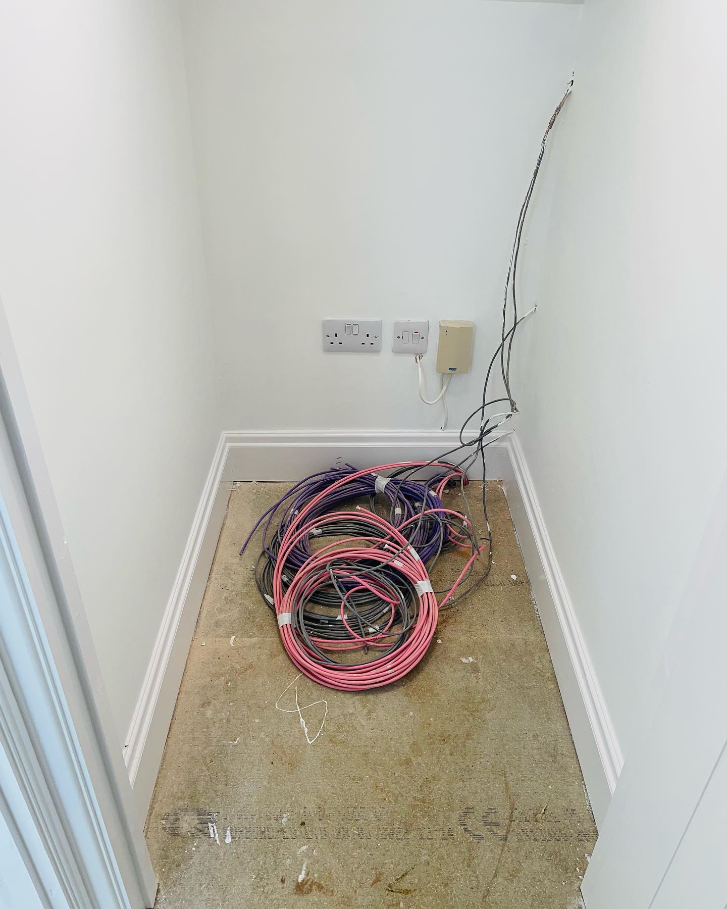 One of our latest projects. We installed WiFi, Security, CCTV and Smart lighting system to this beautiful house extension alongside @homebuildservices and @a_and_d_electrical_services .
Get in touch for more information if you need our support with your project.
👇
📧 enquiry@leotechsystems.co.uk
#wifi #securitysystem #cctv #smartlightingsolutions