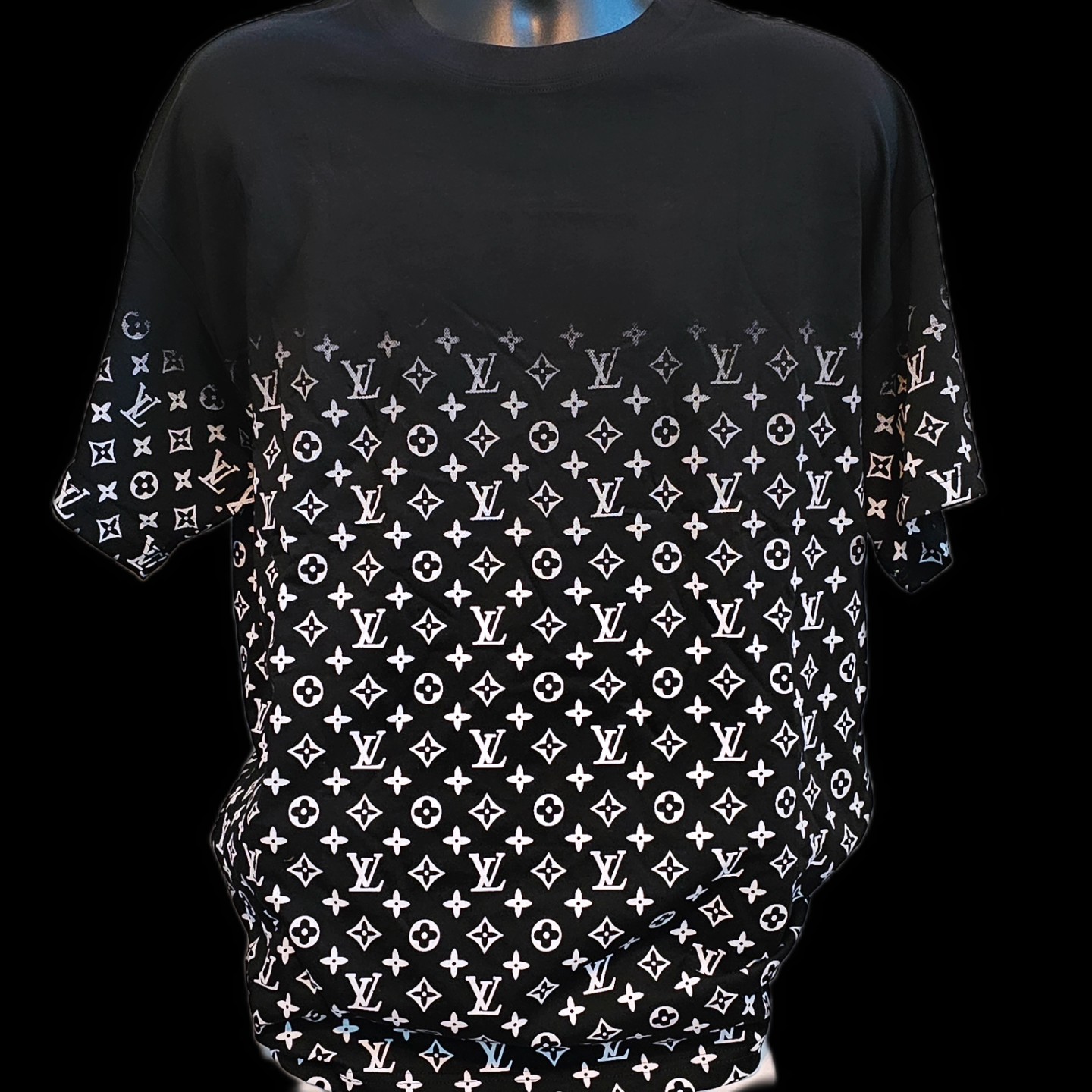 Men's LV Monogram Gradient Short Sleeve T- Shirt
Condition: New
Color: Black White
Retail: $1,225.00
Wright Way Wear: ๐ DM FOR PRICE ๐