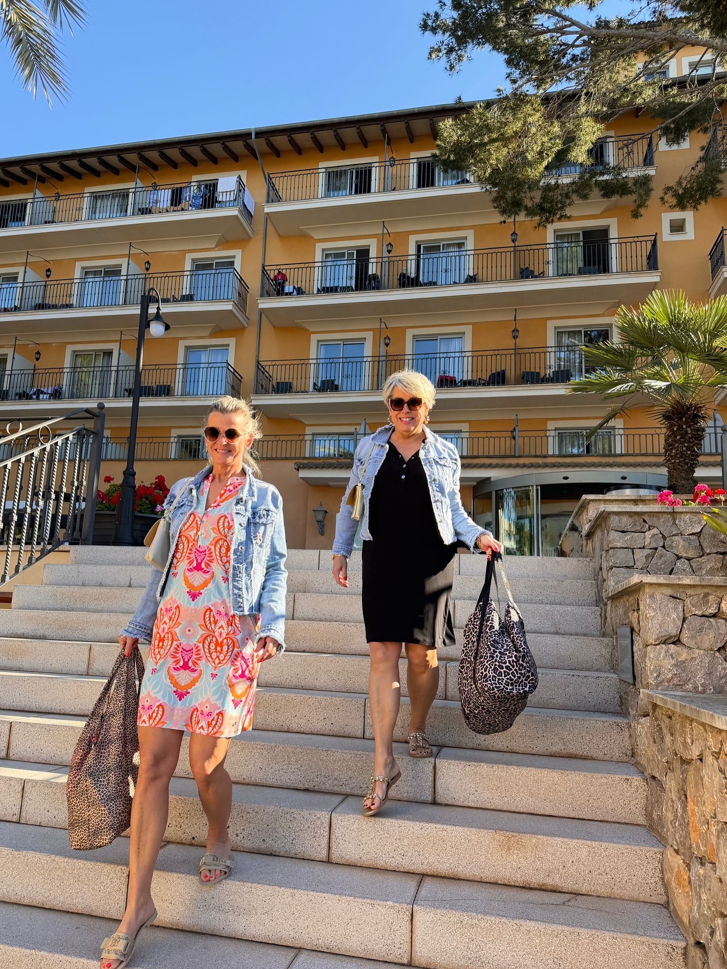 Auf geht’s – mal sehen, wo wir heute landen ✨
Natürlich nehmen wir euch wieder mit… vielleicht wartet schon die nächste traumhafte Bucht auf uns 🌊
Die Anja Kleider sind genau dafür gemacht:
Reinschlüpfen, angezogen sein, fertig.
Easy, unkompliziert & perfektes Travelmaterial ✈️🤍
Nur noch wenige im Shop – schnell sein lohnt sich!
👉 Link in Bio
#fashionboxx #sommerlook #urlauboutfit #travelstyle #sommerkleid #kleiderliebe #ootd #urlaubvibes #outfitinspiration #traveloutfit #modefürfrauen #styleover30 #styleover40 #styleover50 #easyfashion #instastyle #summerstyle #beachvibes #vacationmode #ootdfashion #lookbook #onlineshop #fashioninspo #dailyoutfit #reelsdeutschland #instareels