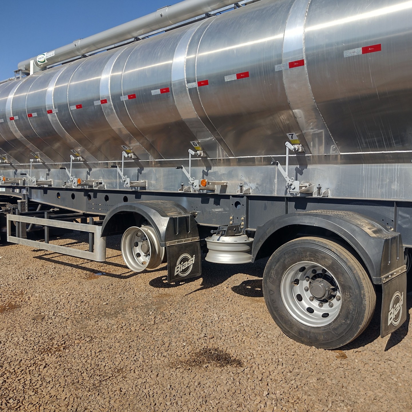 Silo Carreta dois Eixos InduTec, com acionamento Hidraúlico.