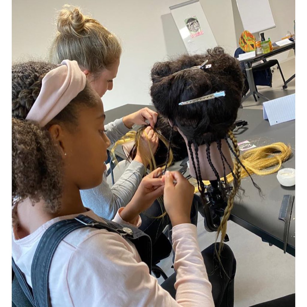 Früh übt sich, wer ein Meister werden will! 💕
#motherandaughter
#learnhowtobraid
#braidinggang
#karitéclassics
#braiding
#mixedgirl
#tuesdaymood
#braidinghair
#mainz #heidelberg
#workshoptime
#feedinbraids
#allhairtextures