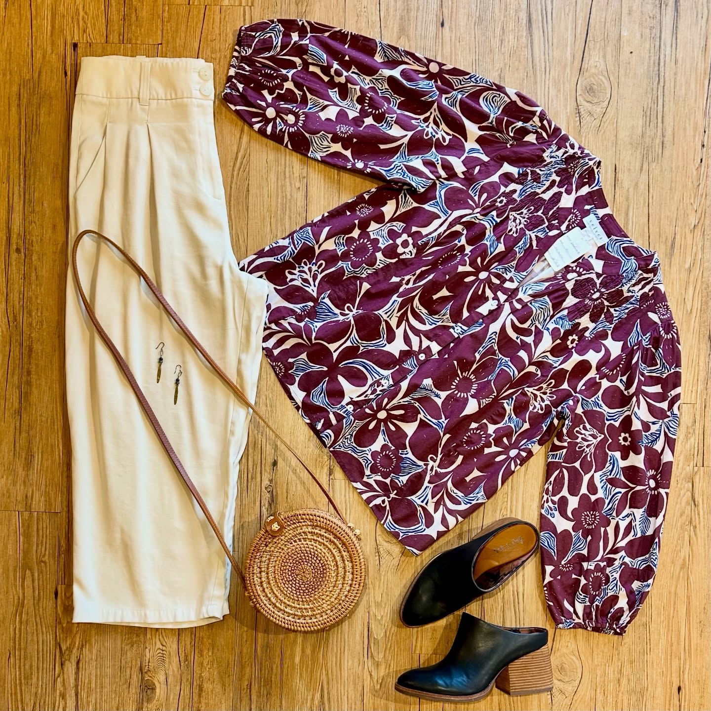 Some items that sold Saturday, some items that are still available. ⚖️
The details:
Velvet by Graham & Spencer top
(msrp $159) sz L - SOLD
Bilbao 1999 pants sz 14, $28
Korks vegan mules sz 9, $30
unbranded wicker purse - SOLD
Earrings, $18