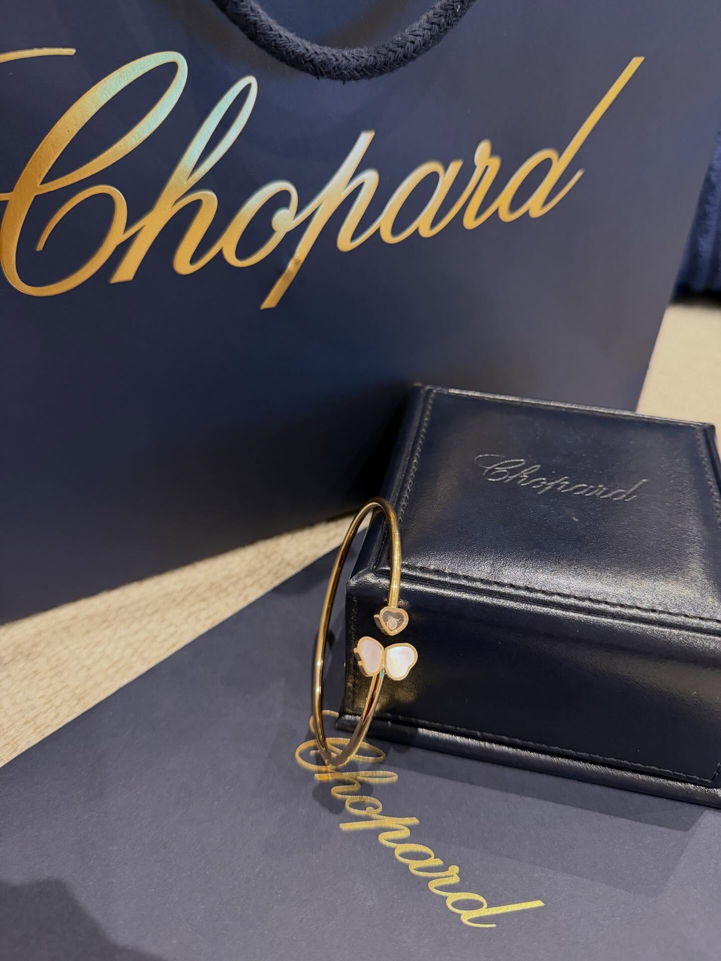 💯Authentic
Chopard BANGLE HAPPY HEARTS
SIZE Medium
1 DIAMOND = 0.05 CT ROUND BRILLIANT-CUT
2 Mother of Pearl
2 MOTHER OF PEARL (INLAY)
Certificate & box available.
Year: 2024
In excellent condition like new.
Contact for more/items you can’t find :0561009916
#chopardpreloved #prelovedluxuryuae #preloveddubai #preloveluxurydubai #chopardjewelry