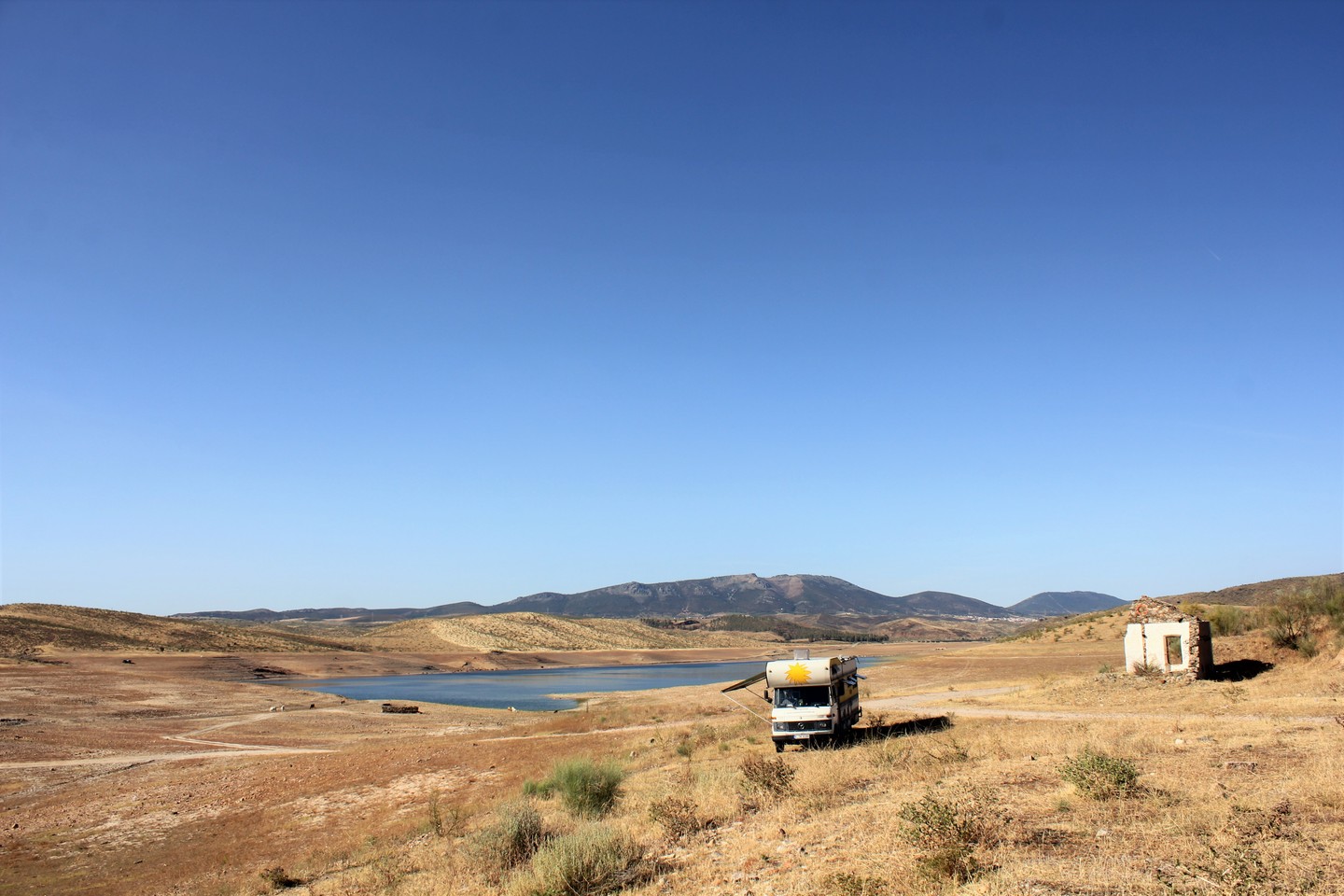 Wir haben uns dann langsam aber steig auf die Heimreise gemacht. Von Andalusien sind wir parallel zur portugiesischen Grenze Richtung Norden gefahren. An dieser Strecke liegen ein paar wundervolle Seen in beeindruckender Natur. Wir haben an diesen Plätzen immer alleine gestanden und übernachtet. Leider waren an zwei der Seen so viele Algen im Wasser, dass schwimmen nicht so toll war. Für Vogelbeobachtungen waren diese Plätze phänomenal, von nistenden Störchen in riesigen Efeubäumen bis zu dutzenden Gänsegeiern in und an einem Steinbruch.
Weitere Fotos und Infos zu unseren Reisen unter: www.vollzeitreisende.de