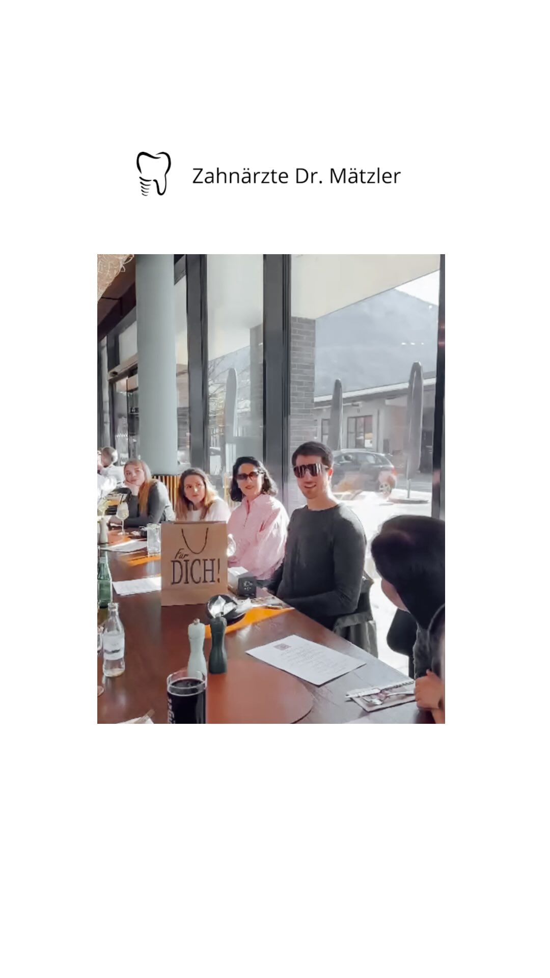 // 𝗘𝗶𝗻 𝗯𝗲𝘀𝗼𝗻𝗱𝗲𝗿𝗲𝗿 𝗧𝗮𝗴 𝗳ü𝗿 𝗲𝗶𝗻𝗲𝗻 𝗯𝗲𝘀𝗼𝗻𝗱𝗲𝗿𝗲𝗻 𝗞𝗼𝗹𝗹𝗲𝗴𝗲𝗻
Bevor Kassian für seine Fortbildung nach Innsbruck aufbricht, haben wir seinen vorübergehenden Ausstand natürlich gebührend gefeiert!
Los ging es mit einem gemeinsamen Essen im La Scarpetta in Dornbirn, bevor es für uns weiter zum BattleKart nach Altstätten ging. Der Spaß kam definitiv nicht zu kurz! 🏎️
Bis bald, lieber Kassian – wir freuen uns schon jetzt auf das Wiedersehen! 💙🦷
#drmätzler #zahnarzt #dornbirn #zahnarztpraxis #zahnarztpraxisdornbirn