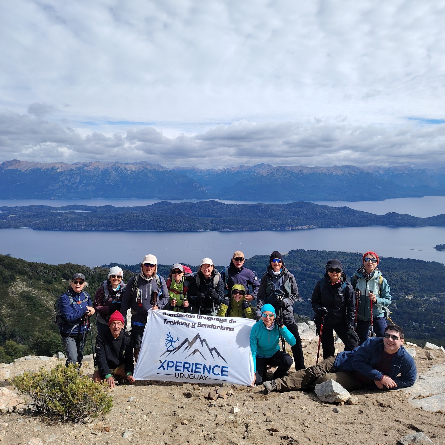 Cuando el tránsito de la ciudad nos recuerda que empezaron las clases.
Es marzo, y marzo para nosotros es Patagonia!.
Hace unos volvió el grupo que estuvo recorriendo refugios en Bariloche y Villa La Angostura. Felicitaciones a todos por el esfuerzo y sobre todo a Andy y Leo por guiar al grupo en esta tremenda aventura!
Esten atentos que en abril se viene la primer asamblea de socios de la asociación uruguaya de trekking y el inicio de las actividades 2026 en Uruguay.
Muchos dicen que el año empieza cuando llega el último ciclista, nosotros sabemos que es cuando el último grupo vuelve de la Patagonia.
#xperienceuy #auts #masquetrekking