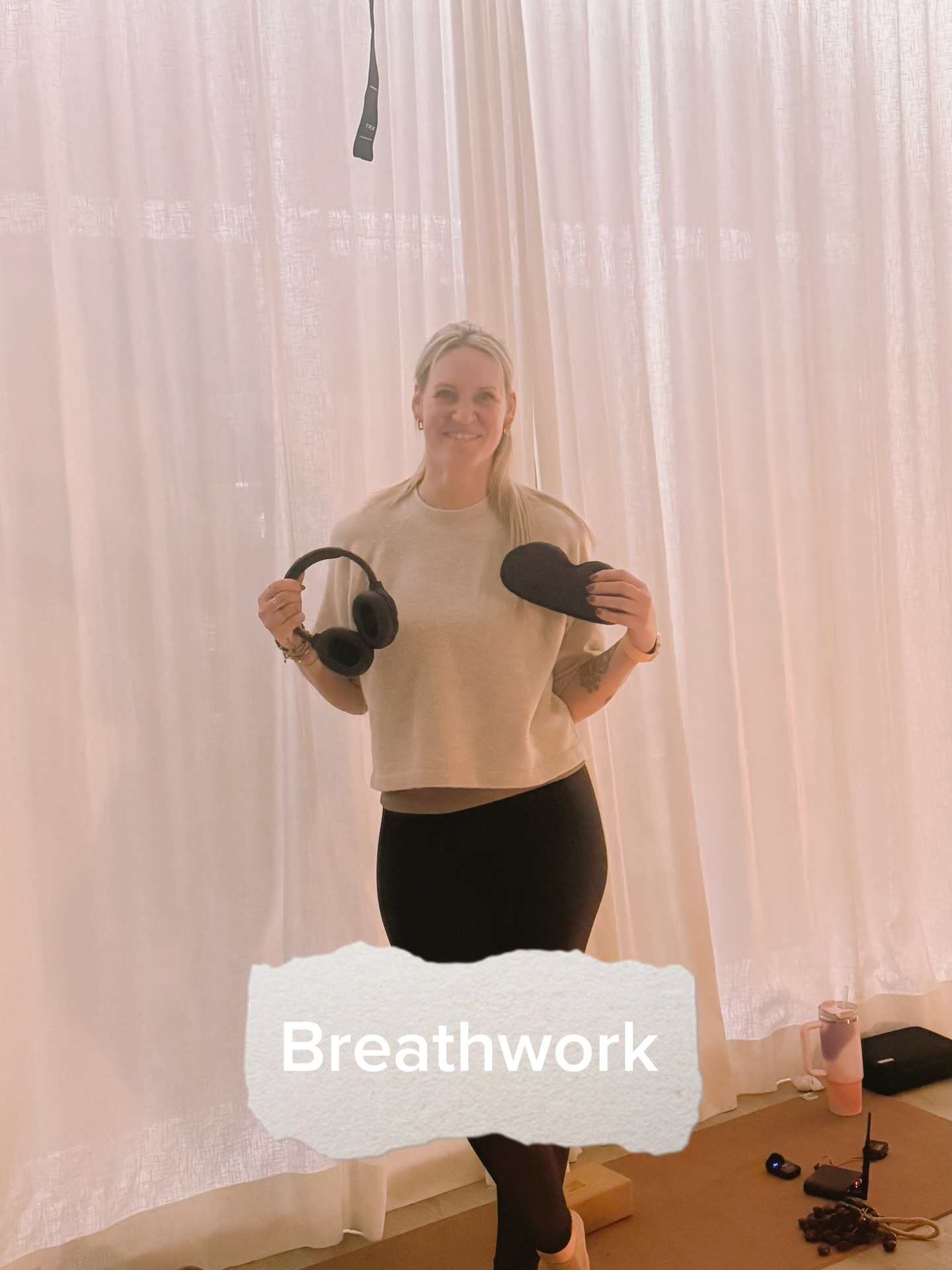 Gestern durfte ich zum ersten Mal die Erfahrung machen, an einer Breathwork-Session bei @karelybreathwork teilzunehmen.
Und ehrlich: Ich hatte nicht damit gerechnet, wie tief diese Erfahrung gehen würde.
Was von außen so einfach aussieht – Atmen – kann im Inneren unglaublich viel bewegen.
Breathwork ist weit mehr als bewusstes Ein- und Ausatmen. Es kann uns in einen Zustand bringen, in dem wir unseren Körper, unsere Emotionen und unser Nervensystem auf eine ganz neue Weise wahrnehmen.
Auch aus medizinischer Sicht ist das hochspannend: Über unsere Atmung beeinflussen wir direkt unser autonomes Nervensystem – also das Zusammenspiel von Sympathikus und Parasympathikus. Bewusste Atemtechniken können helfen, aus Aktivierung und Stress wieder mehr in Ruhe, Regulation und Regeneration zu kommen.
Genau diese Verbindung fasziniert mich auch in meiner Arbeit mit IHHT: der Körper als System, das auf gezielte Reize reagiert, sich anpasst und neue Energie entwickeln kann. Breathwork und IHHT sind nicht dasselbe, aber beide zeigen auf ihre Weise, wie stark Atmung, Sauerstoff, Regulation und Wohlbefinden miteinander verbunden sind.
Für mich war diese erste Breathwork-Erfahrung deshalb nicht nur emotional intensiv, sondern auch fachlich unglaublich spannend. Sie hat mir noch einmal gezeigt, dass Medizin nicht nur dort beginnt, wo wir messen, analysieren und behandeln – sondern auch dort, wo wir Regulation ermöglichen, den Körper verstehen und dem Nervensystem Raum geben.
Danke, liebe @karelybreathwork , für diese besondere Erfahrung und für den Raum, den du dafür geschaffen hast.
Warst du schon einmal bei einer Breathwork-Session dabei?
Ich bin gespannt auf eure Erfahrungen in den Kommentaren.
#breathwork #nervensystem #parasympathikus #sympathikus #stressregulation