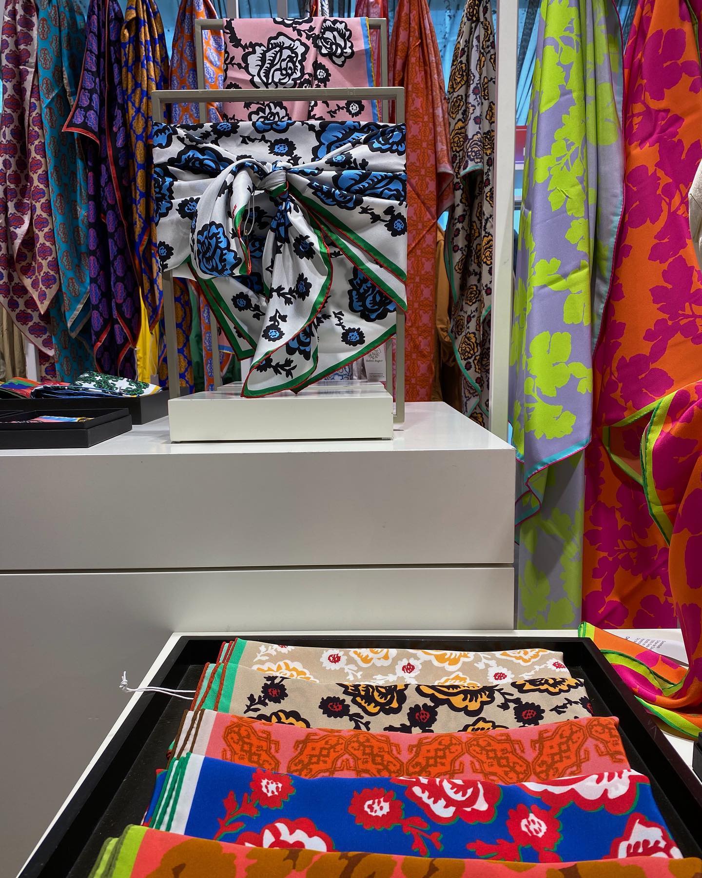 New spring colors moved in on the 2nd floor of @pkz.ch
#scarves #silk #spring #colors #patterns #sunshine #pkz #zurich #mywork #smallbusiness #madeinzurich #swissmade #textiledesign #craftsmanship #textiledesignstudio #barbarawagner