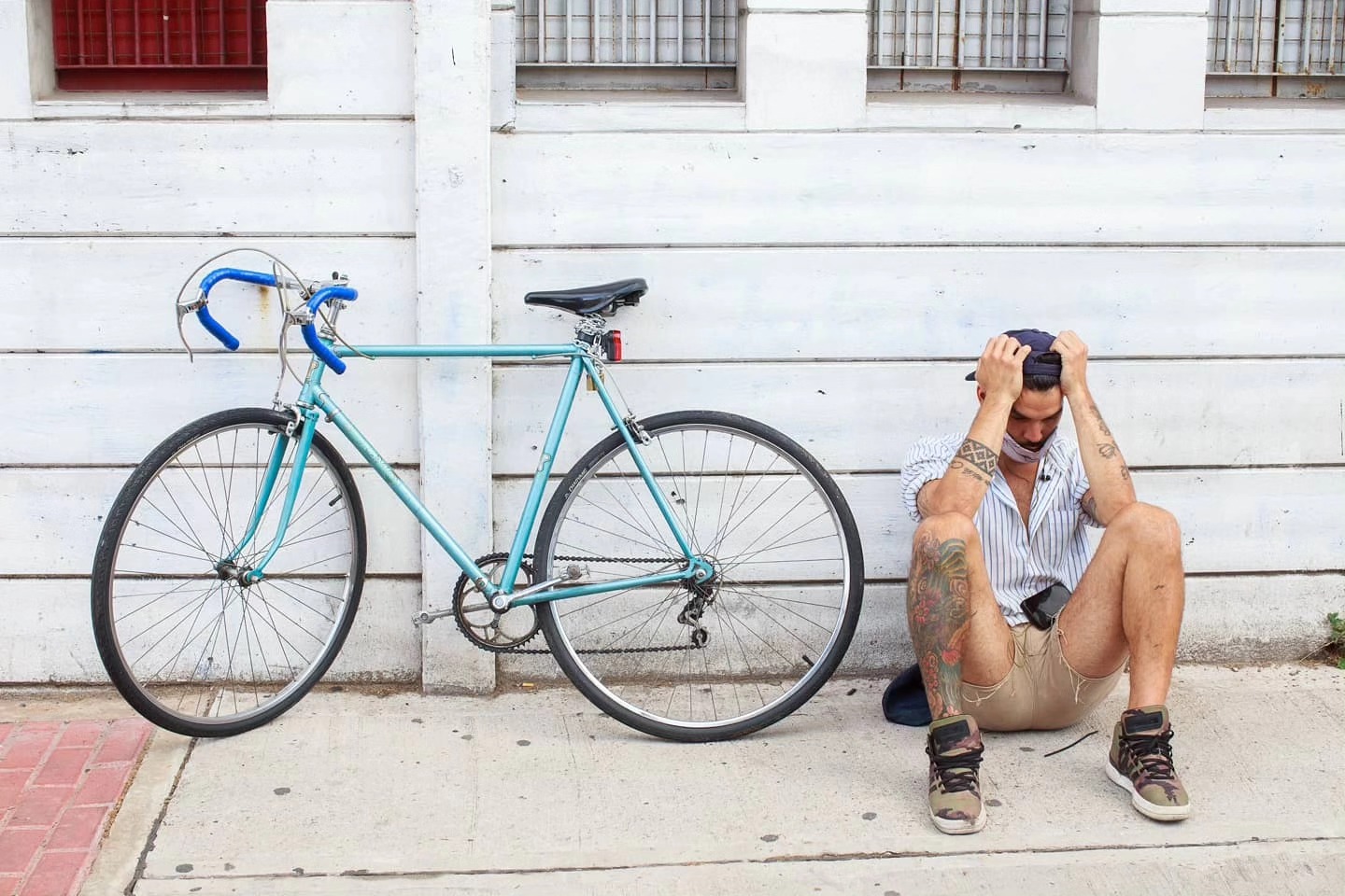 Queremos invitarlos afectuosamente al encuentro de presentación de la re-edición del libro, que será el día Viernes 22 de Noviembre a las 18:00 hs en el anfiteatro de la Casa de la Provincia de Buenos Aires (Av. Callao 237). Al llegar simplemente dicen que vienen al evento y suben al 2do piso.
Es abierto y gratuito así es que siéntanse libres de invitar a quienes quieran.
Cronograma del encuentro:
- 18:00 hs / Recepción y entrega de libros.
- 18:30 hs - Comienzo con Adrian Cangi conversando con Fernando "El Profe" Signiorini.
- Fotografías: Juan Travnik, Mariana Eliano y Eduardo Longoni. Modera: Kala Moreno Parra.
- Textos: Alejandra Gonzalez y María Pía Lopez.
- Cierre y despedida.