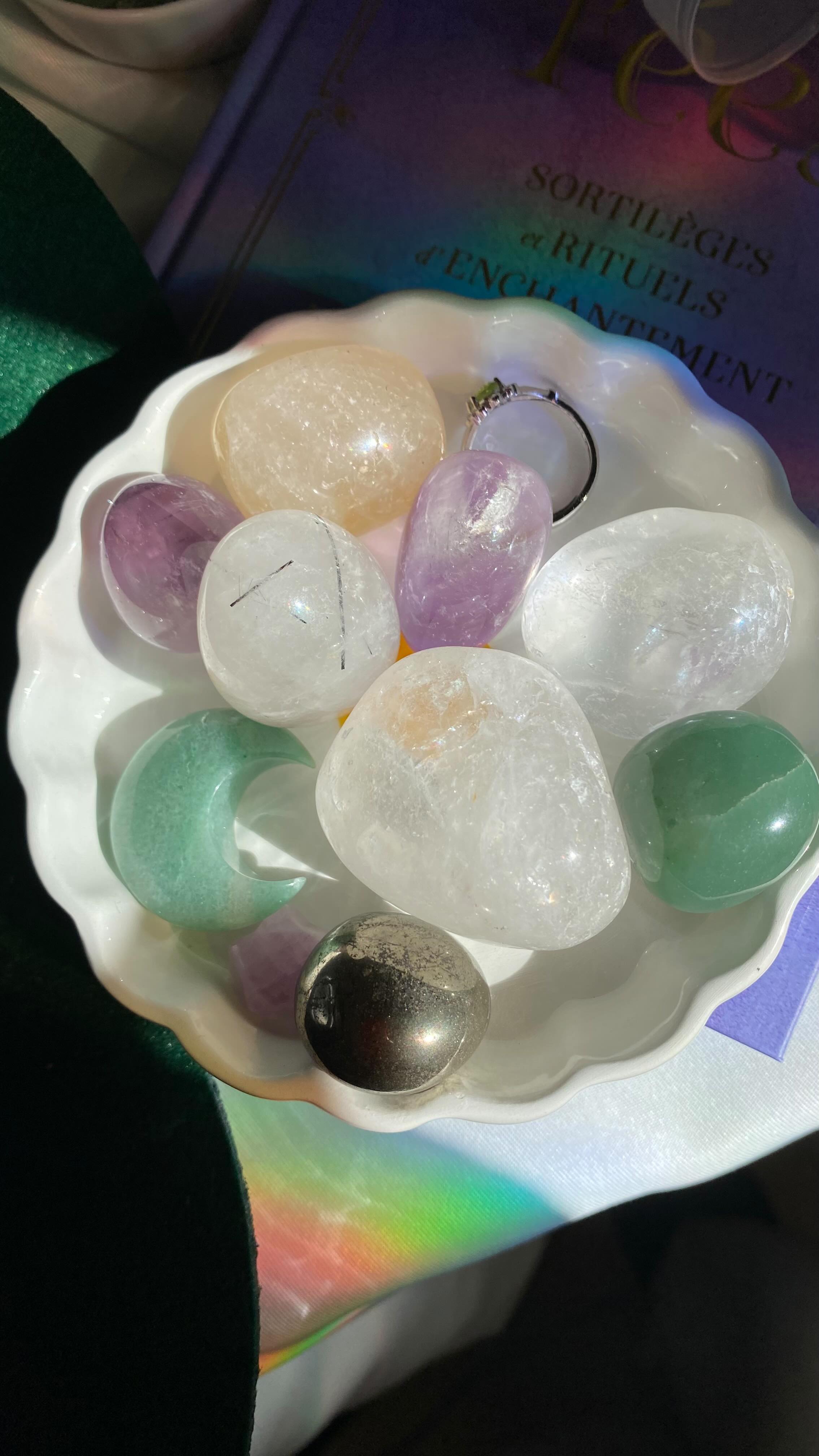 🍀La première louche « Abondance »
C’est la toute première. Elle sera disponible en Story.
Elle est composée de :
- 1 Bague peridot
- 1 Lune Aventurine verte
- 2 pierres roulées cristal de roche
- 2 pierres roulées Améthyste
- 1 pierre roulée Cristal de roche Tourmaline
- 1 pierre roulée quartz ferrugineux
- 1 pierre roulée pyrite
- 1 étoile kunzite
- 1 pierre roulée aventurine verte
Si celle-ci est déjà prise, n’hésites pas à demander la tienne. Je la ferai en Story 🍀🤗
Prix : 25,00€
Alors envie d’essayer ?