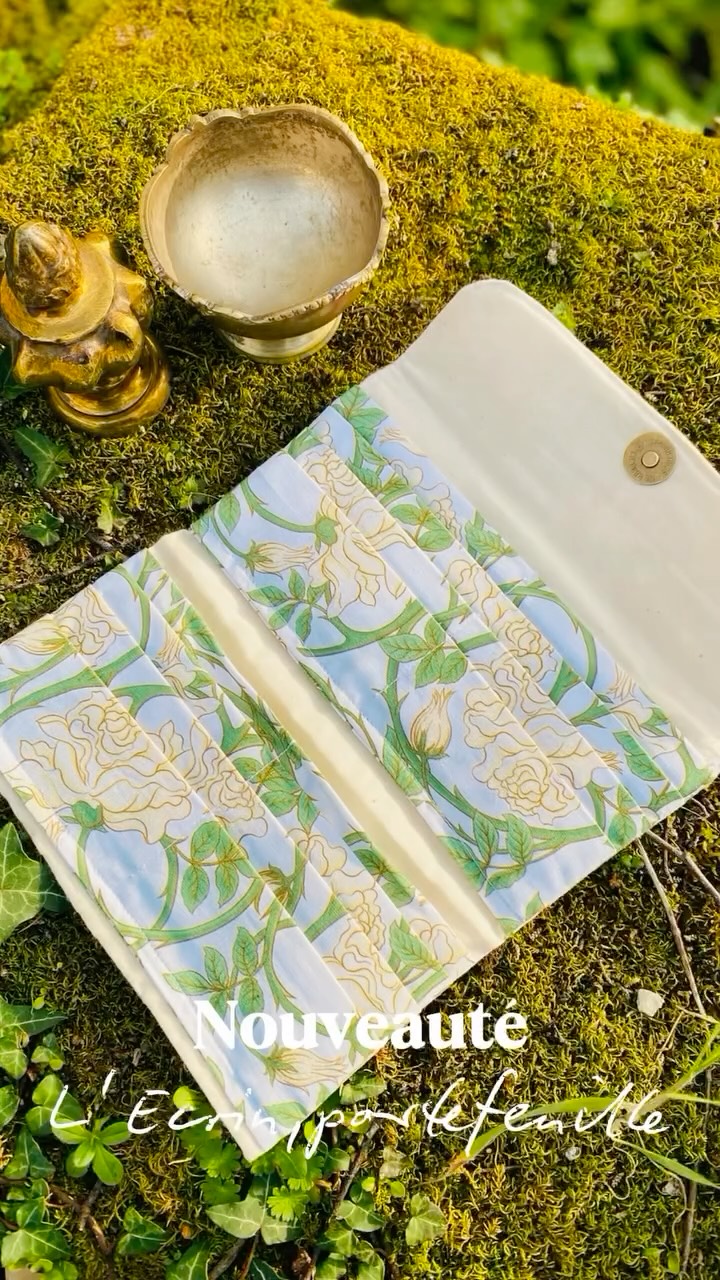 🌿 Élégant et ingénieusement conçu, L’Écrin est un portefeuille en tissu pensé pour accueillir vos essentiels avec raffinement. Son design à la fois pratique et harmonieux permet d’organiser cartes, papiers et objets du quotidien avec une grande simplicité.
À l’extérieur, une poche zippée dédiée à la monnaie offre un accès rapide et sécurisé. À l’intérieur, son agencement généreux révèle de nombreux compartiments pour garder chaque chose à sa place avec élégance.
Vous le retrouvez sur le site internet de l’Atelier (lien en bio) où se trouvent également tous nos accessoires poétiques (sacs, pochettes, bananes, bourses, trousses…), aux détails précieux et aux finitions très soignées, dans des tissus romantiques, raffinés et délicats.
Charlotte
🌿 L’Atelier Bucolique
#couture #faitmain #madeinfrance #artisanat #portefeuille