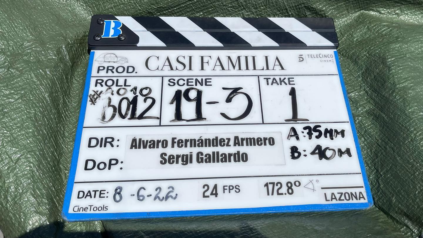 Fin!!!! Termina Casi Familia. Un placer trabajar junto a mi maravilloso equipo que siempre me apoya y siempre está al pie del cañón. Mil millones de gracias por ser como sois y cuidarme tanto. @anhko @sandraachamorro @hectoririe @daniguirles @dopmuro Pablo Rubio, Jaime Zarzuela, Dani Pajares, David Guerra, Pedro Argumosa, Brahim, Mustapha y todos los que habéis pasado por esta peli. Gracias @paranoias por la confianza en nosotros. Por muchas más!!! Y no puedo olvidarme de lo más importante de la película, esas personas maravillosas que nos alegraban todos los días. Por vuestras maravillosas sonrisas @anita.make.up @holau_perez @caroliina_purpuriina @alilopezmed @belengrangel. @carlos_caba_dit Gracias por tu compañía y esas súper fotos que haces.