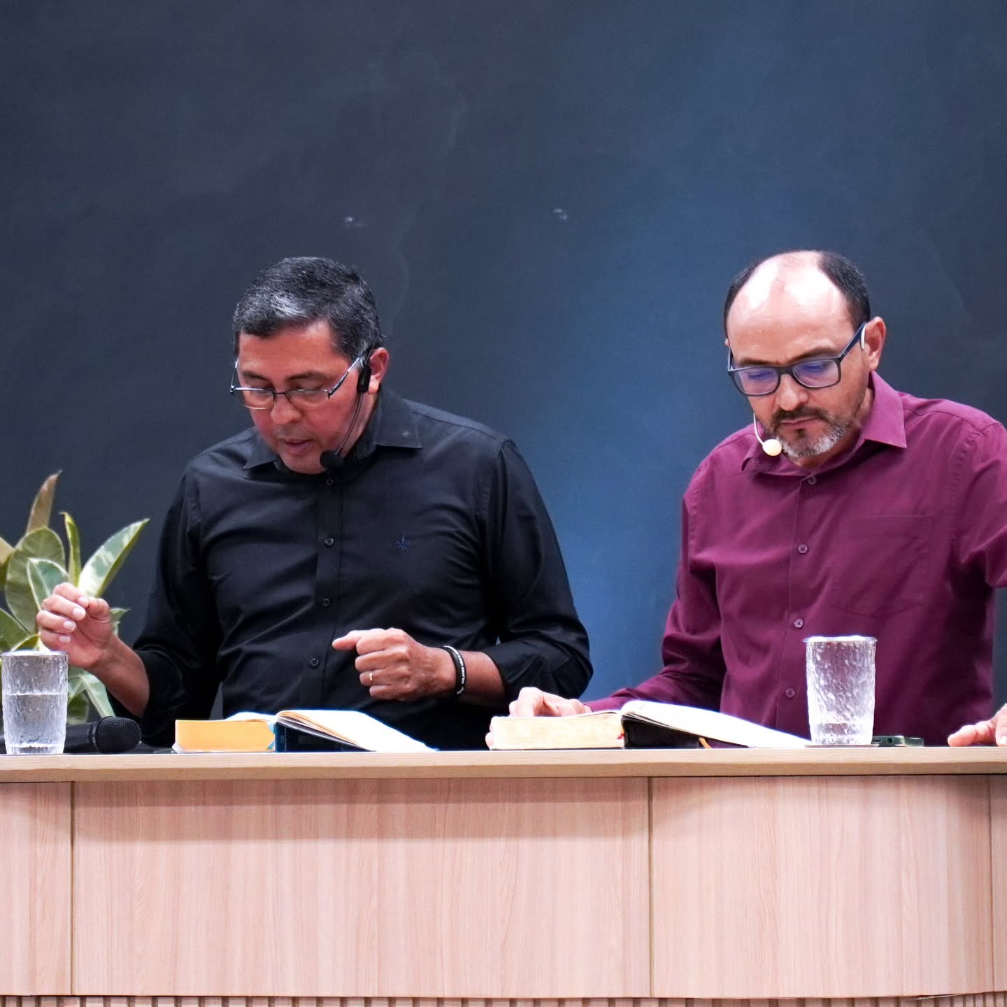 A trajetória de Jacó com Deus nos ensina que, embora tenhamos uma boa vida da igreja, confortável e agradável, não podemos continuar com um relacionamento em que Deus é nosso travesseiro.
Nossa experiência com Deus precisa evoluir.
Ao retornar da Conferencia Internacional, na Estância Árvore da Vida em fevereiro de 2026, todos pegamos nossos "travesseiros" (nossa vida da igreja confortável) e agora erigimos como colunas para trabalhar na edificação da casa de Deus. Vamos nos engajar cada vez mais e trabalhar para trazer o Senhor de volta.
O Senhor conta com você!.