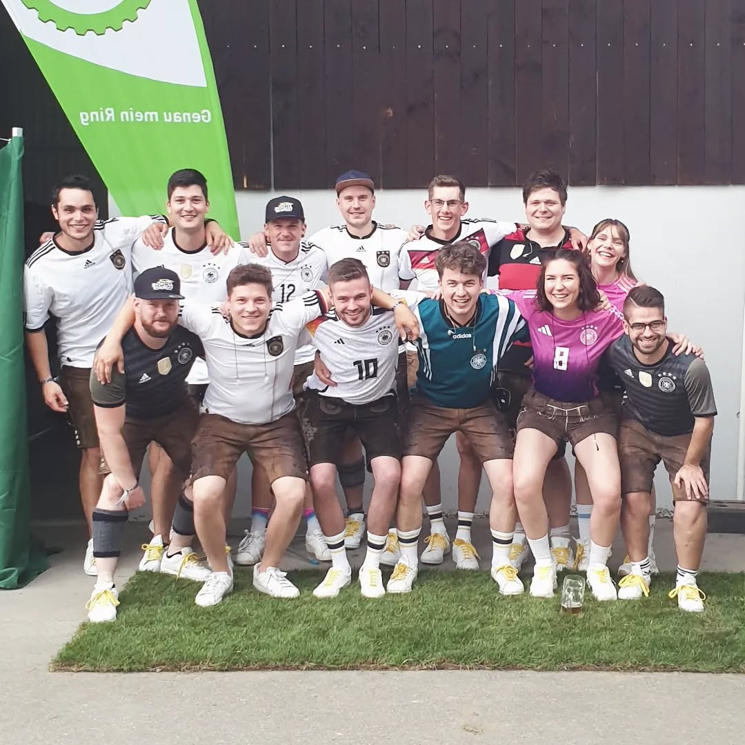 Public Viewing mit Wetterunterbrechungs-, Halbzeit- und Aftershow-Party beim @maschinenring_linzgau 💪⚽️ So viel Nervenkitzel hatten wir schon lange nicht mehr bei einem Auftritt 🔥 und nachdem der Sieg sicher war, ging das Feiern umso leichter 🎉 Wer diese Serie erweitern will, kann am Freitag beim @sfillerrieden1926 um 18 Uhr das Deutschlandspiel verfolgen und danach hoffentlich den Einzug ins Halbfinale mit uns feiern 🇩🇪😎
#publicviewing #em #deutschland #dfb #uefaeuro2024