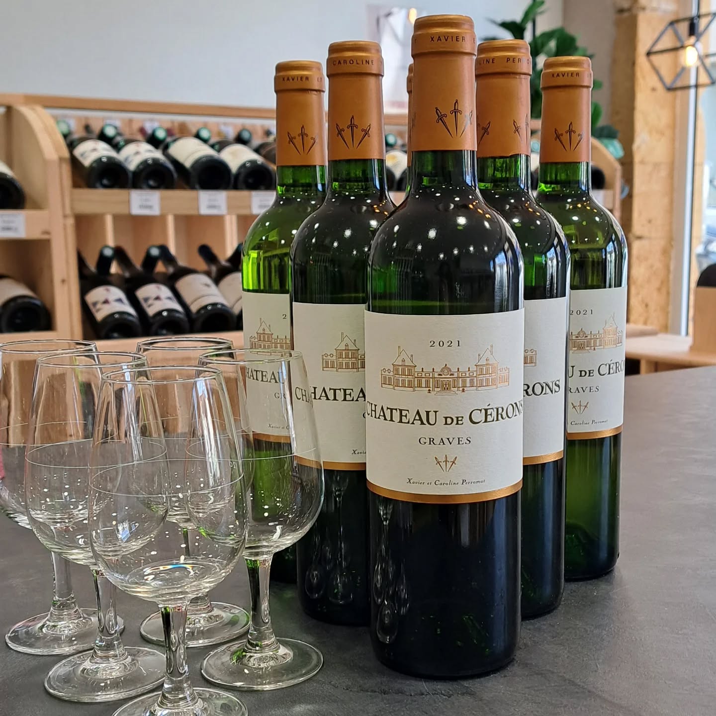 | Bordeaux |
Direction les Graves pour ce Blanc signé le Château de Cérons.
Un assemblage Sémillon, Sauvignon Blanc et Sauvignon Gris élevé sur lies fines pendant 6 mois, en cuve inox.
La bouche est charnue, soulignée par une pointe de minéralité, sur des notes d'agrumes et de fleurs blanches. Un bel équilibre se crée avec la fraîcheur du Sauvignon Blanc et la rondeur du Sémillon.
Vous pouvez le déguster en boutique aujourd'hui & demain ! 🥂 C'est l'occasion de le découvrir ! Profitez d'une remise de 20% sur la bouteille 🤩