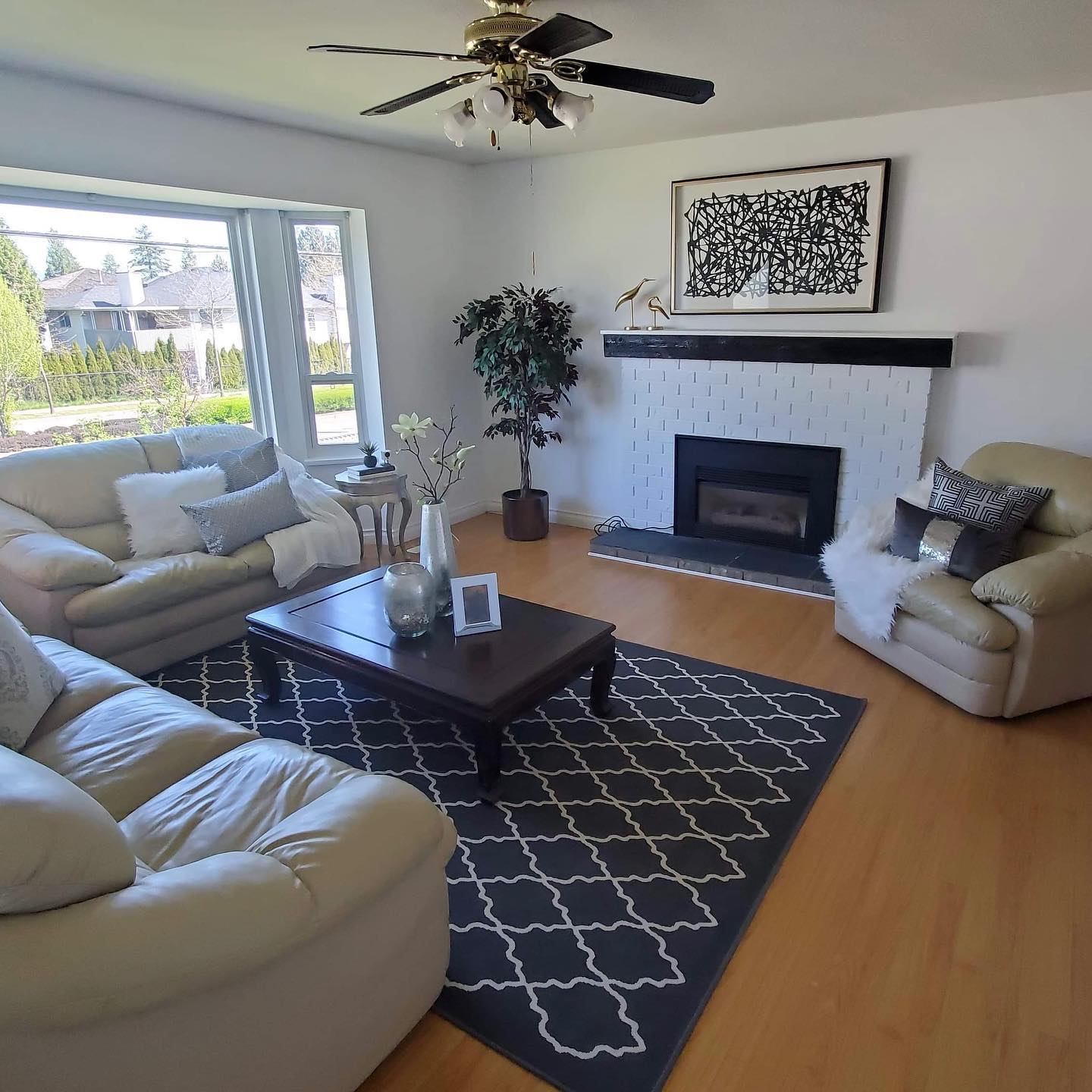It’s amazing what a coat of paint will do to a room! This fireplace definetly needed a facelift and changes the dynamic of the room. Swipe right to see the transformation!