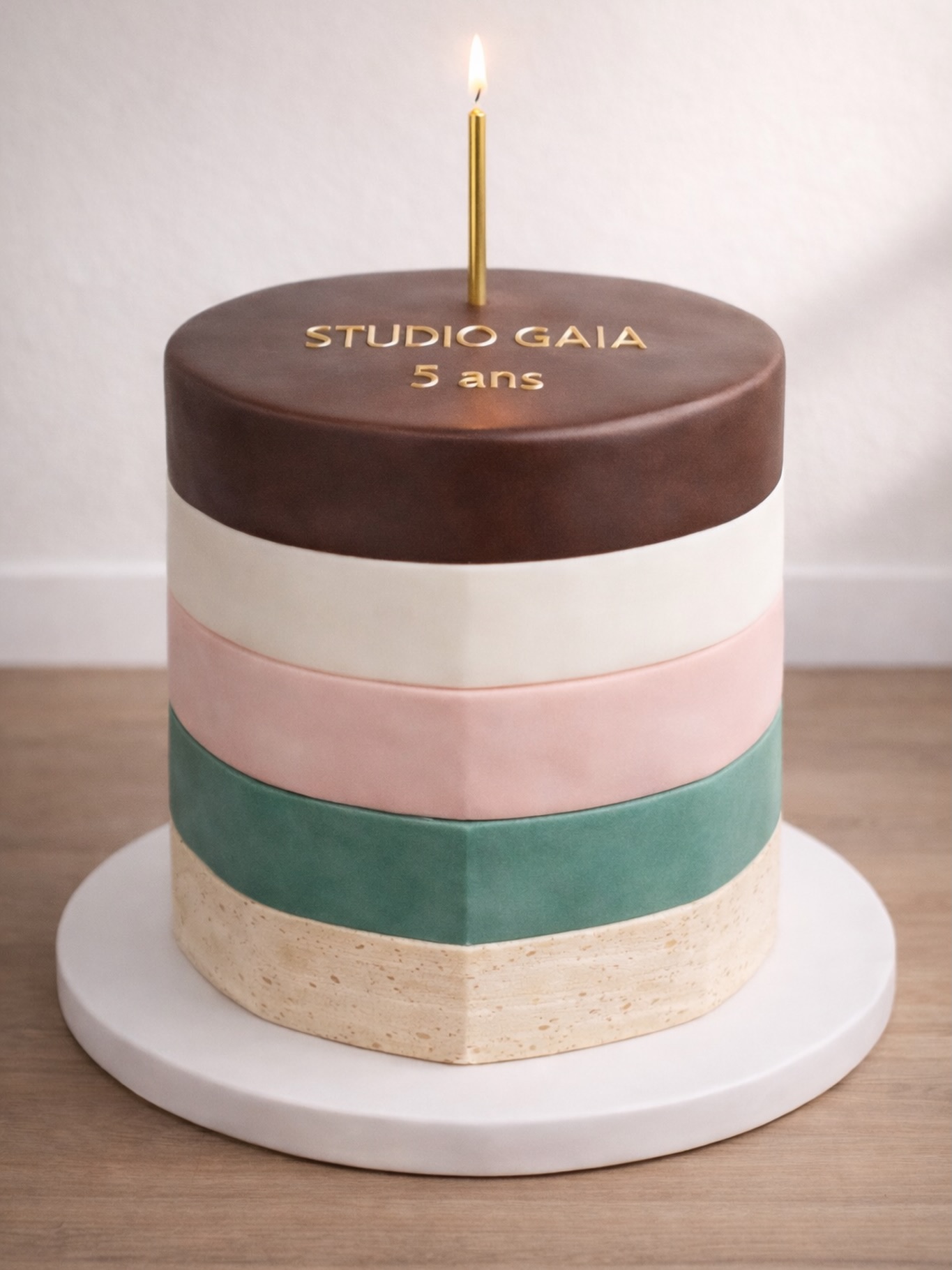 Studio Gaïa - 5 ans.
Cinq années à explorer le langage de la matière.
Marbre, onyx, céramique.
Couleurs, strates et lignes graphiques sculptées dans la pierre, à la frontière entre design et architecture.
Ce qui a commencé comme une intuition est devenu un studio dédié au collectible design, où chaque pièce naît d’un dialogue entre matière, proportion et geste artisanal.
Au fil des années, Studio Gaïa a eu la chance de collaborer avec des architectes et designers inspirants, de créer des pièces pour des résidences privées comme pour des projets d’hospitality, et de voir ses objets voyager dans des intérieurs aux quatre coins du monde.
Pour célébrer ces cinq années, nous avons imaginé ce gâteau inspiré de l’une de nos pièces emblématiques, un clin d’œil gourmand aux strates de pierre qui signent notre travail.
Si vous souhaitez découvrir l’histoire de Studio Gaïa, nous la racontons dans le podcast Décodeur.
Merci à toutes celles et ceux qui nous accompagnent depuis le début, clients, architectes, partenaires, amis et collectionneurs. Votre confiance et votre enthousiasme donnent vie à cette aventure.
Et, nous l’espérons, encore de très belles années créatives devant nous.
-
Five years exploring the language of materials.
Marble, onyx, ceramics.
Colors, strata and graphic lines sculpted into stone, somewhere between design and architecture.
What started as an intuition has grown into a studio dedicated to collectible design, where each piece emerges from a dialogue between material, proportion and craftsmanship.
Over the years, Studio Gaïa has had the privilege of collaborating with inspiring architects and designers, creating pieces for private residences as well as hospitality projects, and seeing our objects travel into interiors around the world.
To celebrate these five years, we imagined this cake inspired by one of our signature pieces, a playful tribute to the layered stones that define our work.
Thank you to everyone who has been part of this journey from the very beginning, our clients, architects, partners, friends and collectors. Your trust and enthusiasm are what bring this adventure to life.