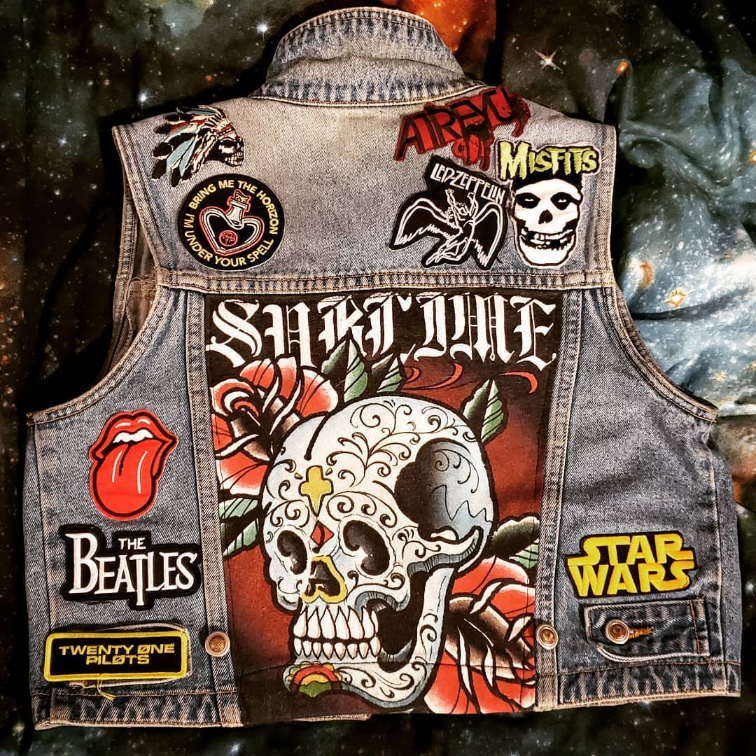 A proud work in progress of mine! The patches I've collected over the past 15 years have finally found a home ❤️
.
.
.
#rockervest #heavymetal #rockerchick #rockfest #metalcore #hardcore #rockerstyle #rocknroll #heavymetal #nerdvest #nerdygirl #nerdstyle #sewing #homesewing #patches #bandpatches #rockandroll #bikerchick #bandpatches #bandpatches #classicrock #beatles #rollingstones #starwars #bringmethehorizon #atreyu #sublime #twentyonepilots #ledzepplin #misfits