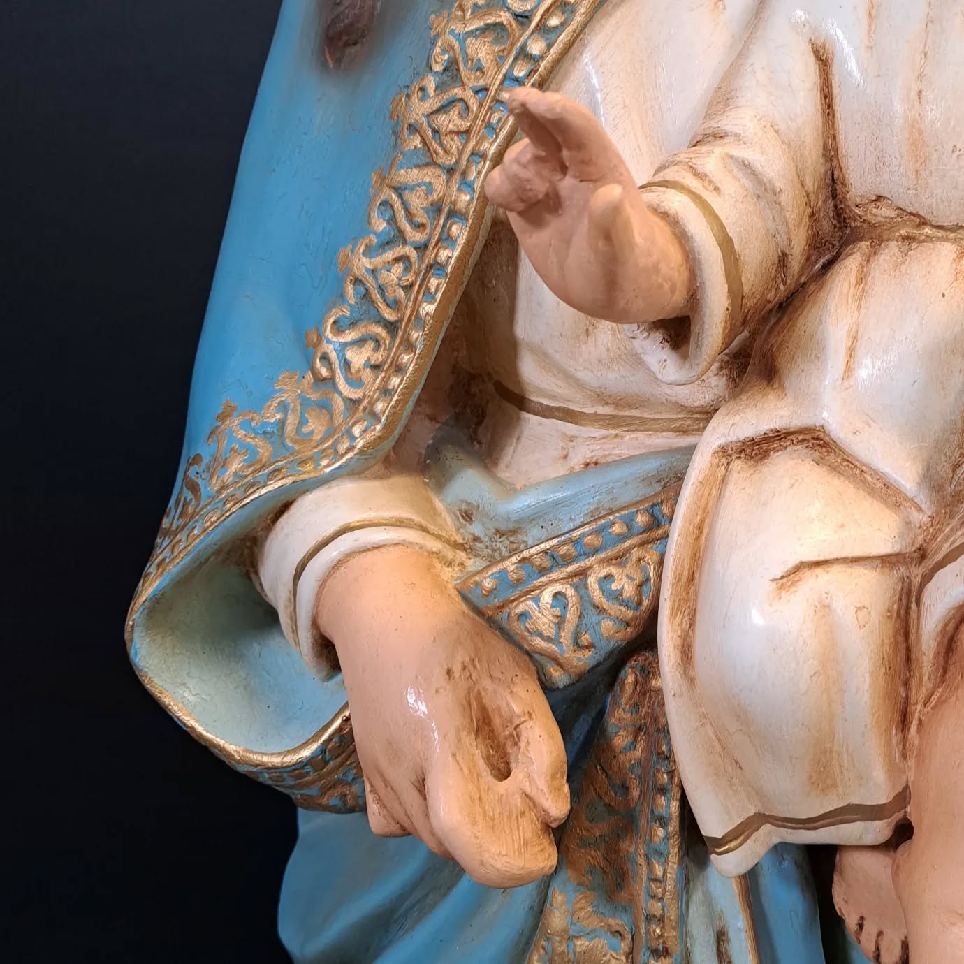 Detail of a sculpture of Mary with baby Jesus after and before restoration. #sculpture #sculpturerestoration #virginmary #restauratie #restorationstudio #artconservation #artconservationservices