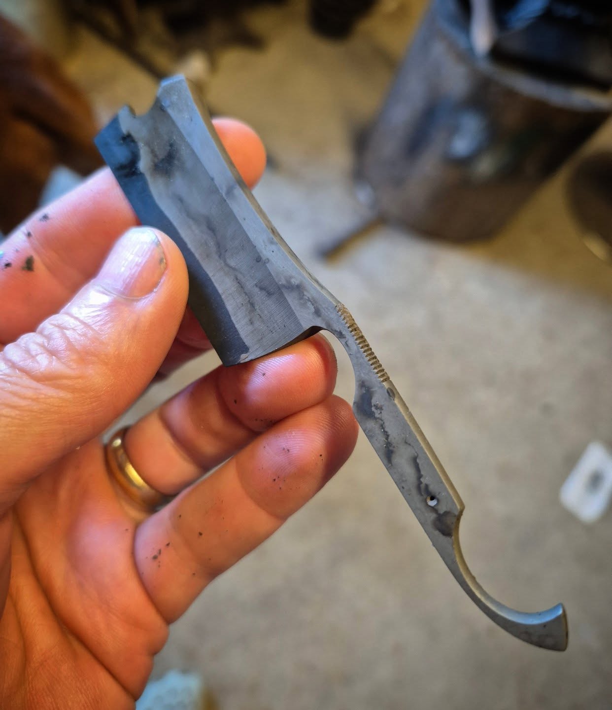 Heat treat complete (see what i did there? 🤣)
#boxercustomrazors #customstraightrazor #straightrazor #razor #artknife luxury handmade bespoke boystoys art sculpture wetshaving shaving shaveoftheday