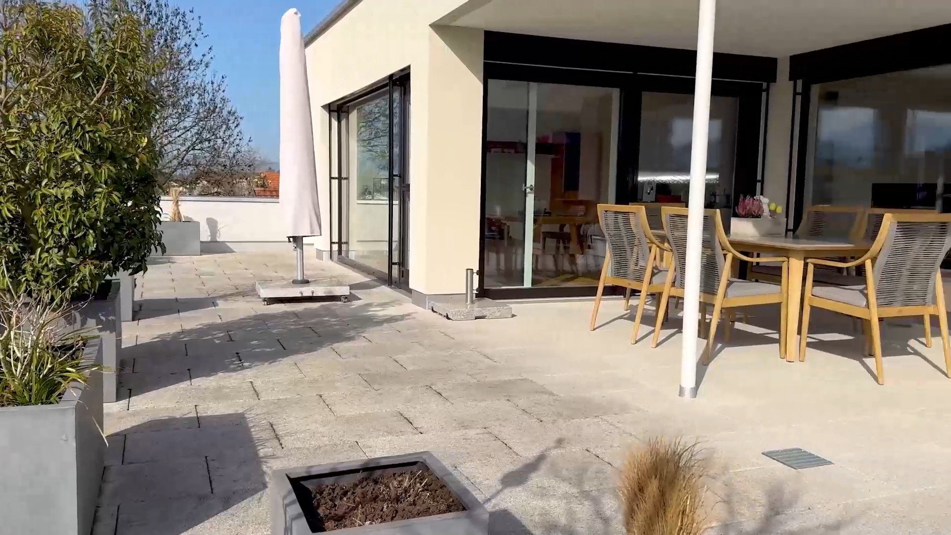 🌟 Exklusive Dachterrassenwohnung in Feldkirch zu verkaufen – Modernes Wohnen mit Panoramablick! 🌟
Diese moderne Dachterrassenwohnung in einer kleinen, gepflegten Wohnanlage (Baujahr 2019) bietet 100 m² Wohnfläche und eine 145 m² große Südterrasse mit atemberaubendem Ausblick. Drei Schlafzimmer, alle mit Terrassenzugang, sorgen für ein helles und offenes Wohngefühl.
🔹 Großzügiger Wohn- und Essbereich mit offener Küche
🔹 Klimaanlage für kühle Frische im Sommer, gemütlicher Ofen für kühlere Tage
🔹 Modernes Badezimmer mit Dusche, Badewanne und Tageslicht
🔹 Tiefgaragenplatz & Kellerabteil inklusive
📍 Perfekte Lage in Feldkirch: Nah an Spazier- und Radwegen, Autobahn, Bushaltestelle und Stadtzentrum. Infrastruktur ideal – Geschäfte, Restaurants und Ärzte in wenigen Minuten erreichbar.
📅 Besichtigungstermin vereinbaren und diese Traumimmobilie selbst erleben!
Nico Troy direkt 📞+43 664 8247126 ✉nico.troy@bb-immobilien.at
🌐https://www.bb-immobilien.at/eigentumswhg/bb-26-01116
#FreiraumFürIdeen #immobilien #realestate #feldkirch #investment #vorarlberg #immobilienvorarlberg #eigenheim #wohneigentum #PenthouseLiving #Dachterrasse #ImmobilieVorarlberg #LuxusWohnung