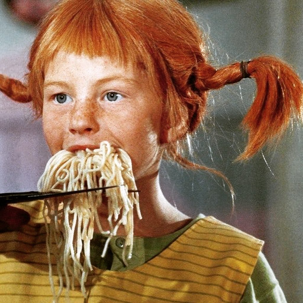 So liebes #2023, was hast Du uns beschert? Da war gleich zu Anfang unser ganz besonderer 100ster Nudelauftrag & wir haben endlich ein eigenes Kräuterbeetchen bekommen 🌱 Wir hatten gaaanz viel lustigen, kleinen und großen Besuch & mehr als nur ein Mal stand da ein Filmteam vor unserer Tür 🎬 Uns selbst bleibt nun mehr Zeit zum Nudeln essen, denn wir haben unseren Verpackungsprozess merklich optimiert 🍝😌 Als wertschätzende Geste wurden wir mit dem Gründungspreis des Landkreises #Northeim ausgezeichnet ✨ & mit einem erfolgreichen Hof.Genuss-Pasta Tag bei KWS haben wir den Grundstein für unsere weitere Zusammenarbeit gelegt 🤝 Wir haben eine unverwechselbare Einbeck-Nudelmischung auf den Weg gebracht & für soo viele regionale Unternehmen ebenso individuelle wie genussvolle Weihnachtspräsente gezaubert 🎁
Oh man, uns fallen da noch 100 Dinge ein, aber Weihnachtsgeschenke sind irgendwie ein guter Schlusspunkt & für so viel Text hat ja auch wirklich niemand Zeit😉
Wie so oft, jetzt aber das Allerwichtigste zum Schluss: Von 💞wünschen wir euch alles Glück🍀 fürs neue Jahr & freuen uns ganz doll auf unser gemeinsames #2024 🎉
#DANKE