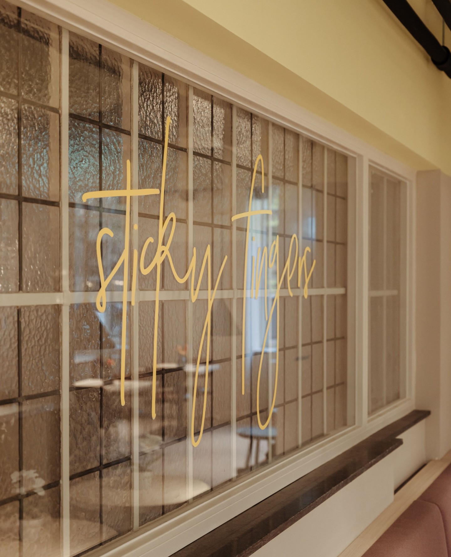 Just a little appreciation post to the interior at Sticky Fingers Utrecht ✨️
What's your favorite feature? Ours is the mural by @philip_lindeman