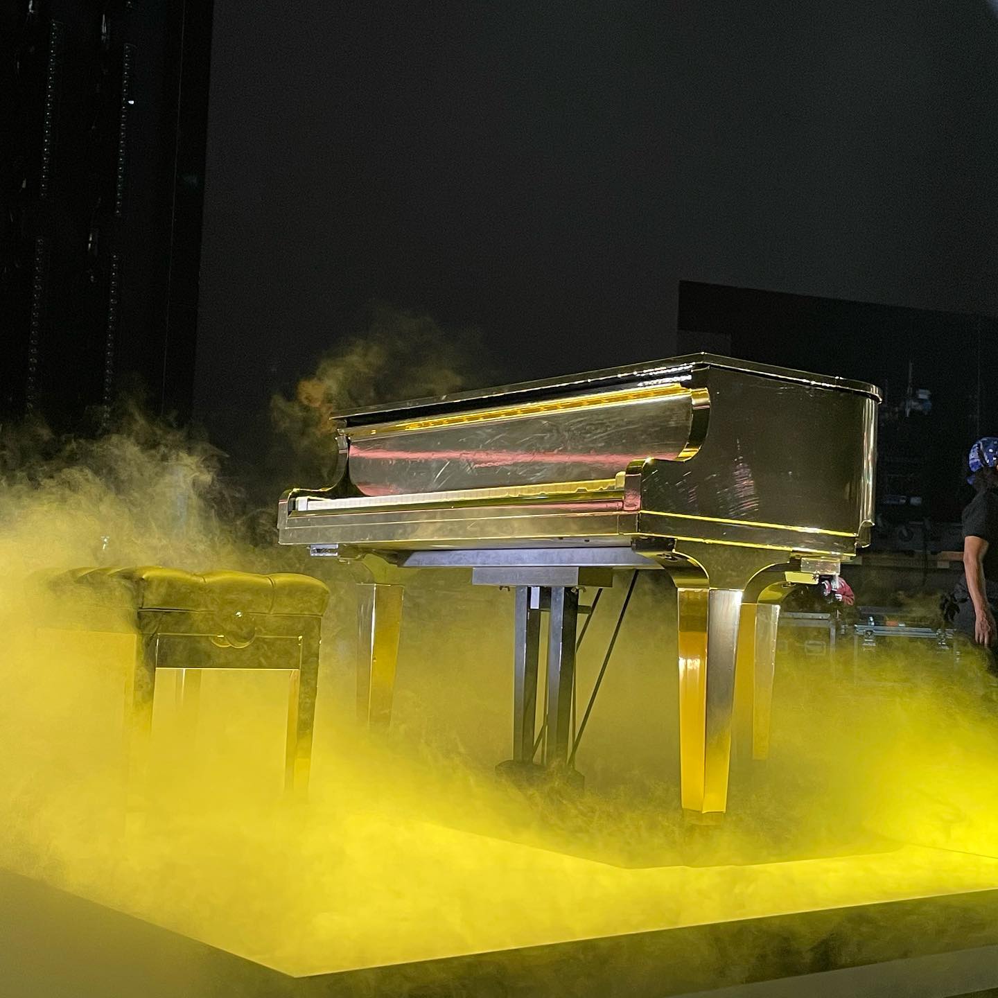 When a celebrity asks for a golden piano but the one available is black, just call us, we’ll make it happen!