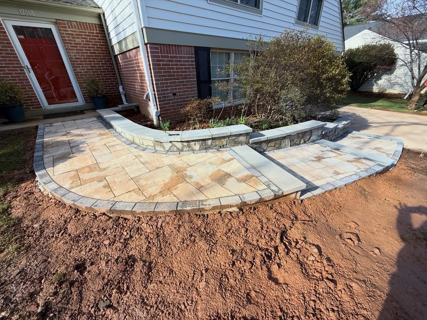 Natural stone planter wall along with a Chesapeake blend paver walkway and a Chicago blend paver border.