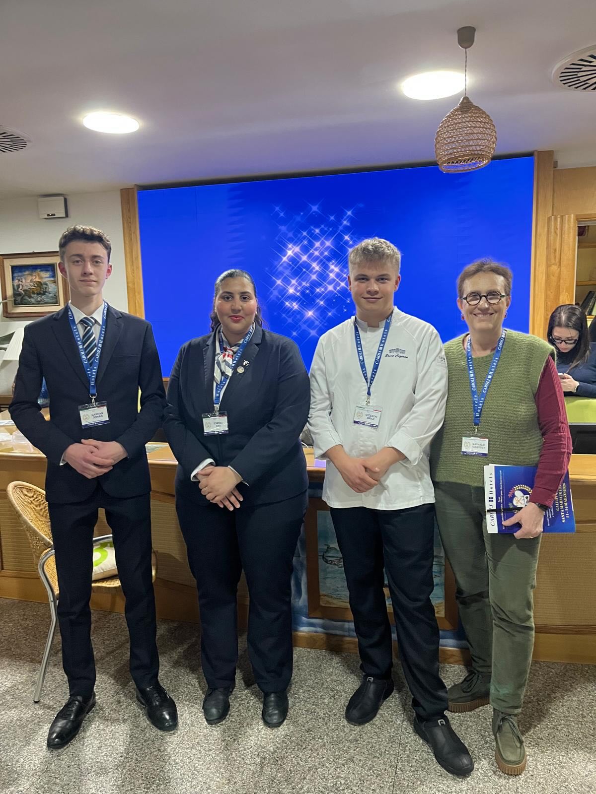 Concours dans les Pouilles à Gallipoli!!
Des équipes de cuisiniers, de serveurs et de tourismes des pouilles et d’autres régions d’Italie, de France et de Croatie se challengent afin de réaliser le meilleur plat avec des produits tirés au sort, de confectionner le plus joli dressage de table, le flambage, le cocktail et l’accord mets et vin et enfin pour le tourisme, un parcours original dans les pouilles ainsi que la gestion d’une réclamation de clients mécontents… Les équipes ont été tirées au sort et doivent se mettre d’accord pour travailler ensemble sur chaque discipline… Avec l’aide des professeurs et des accompagnateurs!! Tout un programme pour nos étudiants!! Ce concours est ouvert depuis 11 ans et c’est la première fois que le lycée participe.
@nathaliemaiffret