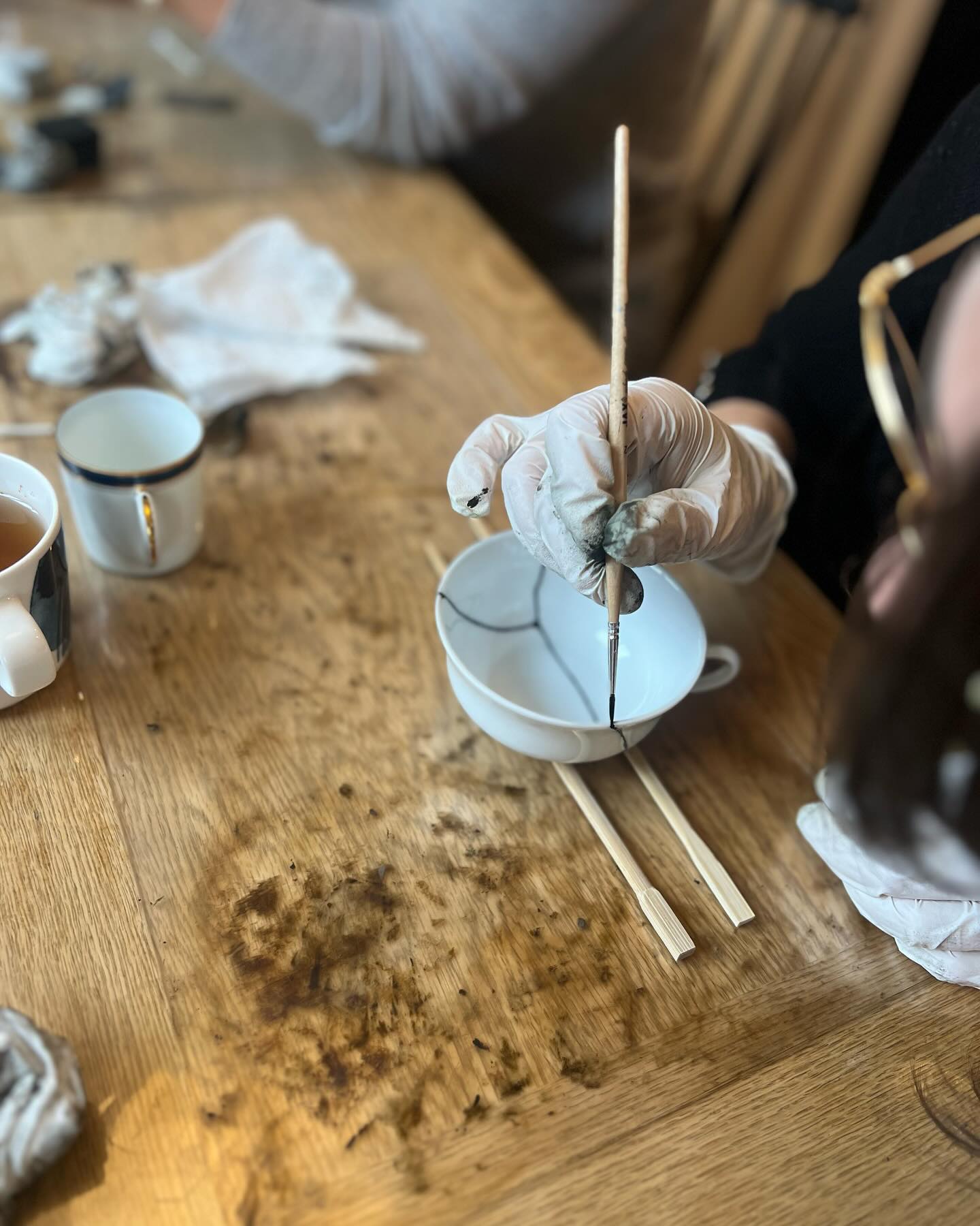 Jour 2 du stage de kintsugi. Aujourd’hui, les mains ont pris le relais des mots. Dans une ambiance concentrée et créative, chaque geste précis a donné vie à des céramiques blessées, prêtes à retrouver leur éclat doré.
#kintsugi #kintsugiart #kintsugirepair #金継ぎ