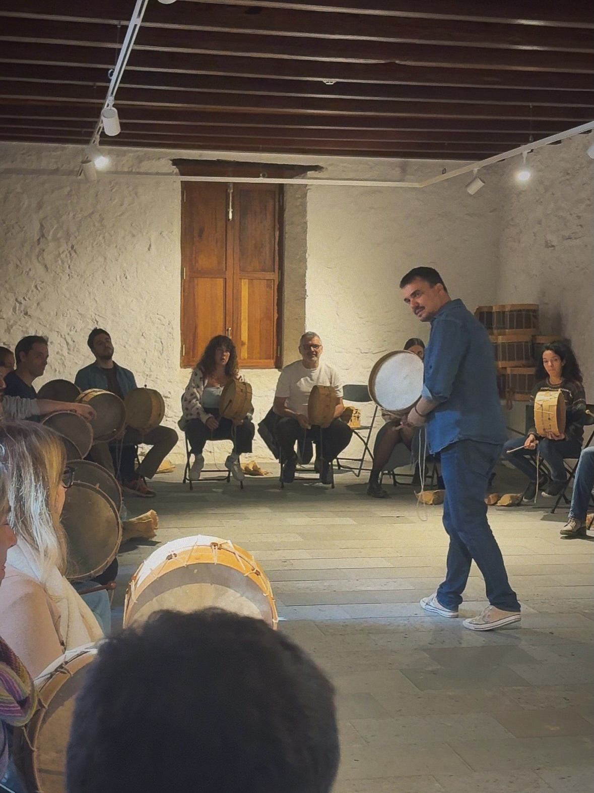 «CHÁCARAS Y TAMBOR DE LA GOMERA»
La tarde del sábado se llenó de ritmo con el taller de chácaras y tambor gomero, de la mano de la Escuela de @percusioncanaria 😍
Nuestros compañeros y percusionistas de la @companiapieles , Carlos Castañeda y Jonatán Rodríguez, guiaron a los asistentes por un recorrido de los diferentes toques del folclore tradicional de La Gomera, compartiendo conocimiento, tradición y mucha alegría 🤗
Entre chácaras, tambores y buena compañía, vivimos una maravillosa jornada.
Además, nos acompañaron nuestros grandes amigos del grupo @_bagauda_ , que también disfrutaron de nuestra raíz y en este encuentro.
Gracias, de corazón, a todas las personas que se acercaron a compartir este ratito con nosotros y, también , a Pancho, por acompañarnos con su voz y su raíz gomera✨
Colaboran:
@lalagunacultura
@adriandelcastillo
@lalagunaayto
@cabildotenerife
@icdcultural
@gobcanarias
@laboratorio_escenico
@companiapieles
@percusioncanaria
@bagauda
@laartilleriacerveceria