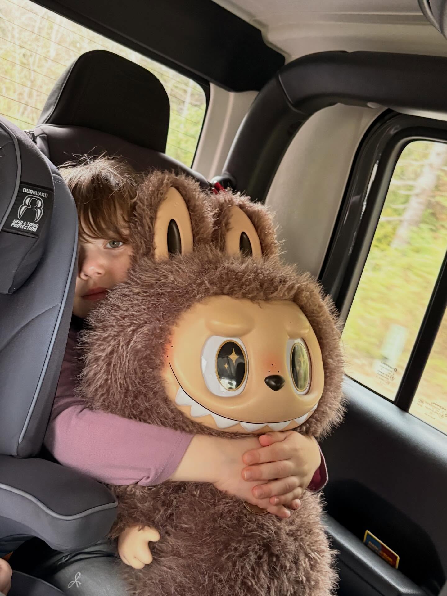 We tried leaving Zimomo at home… it didn’t work. 😂
Now he travels everywhere with us.
#popmart #zimomo