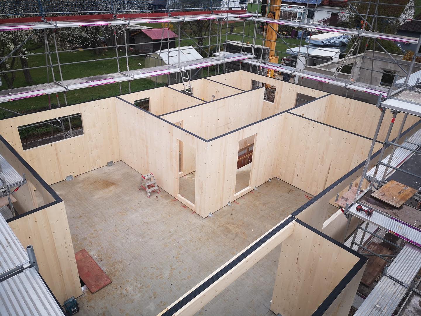 Heute haben wir in Seubersdorf ein Massivholzhaus aufgestellt