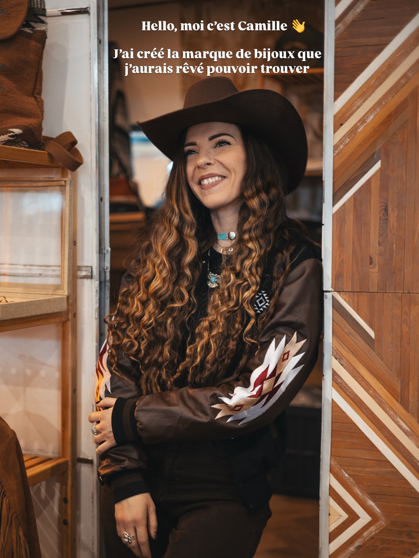 J’ai créé les produits dont j’ai longtemps rêvé. 💫
Parce que Sonora, ce n’est pas « juste » un business.
Quand on croit aux énergies, on sait que ce que l’on met dans un projet, un objet ou une création change tout. L’intention, l’histoire, l’univers derrière.
Chez Sonora, les bijoux en argent, en turquoise ou en wild horse vont bien au-delà de ça.
C’est un univers, une sensibilité, tout ce qui m’inspire et me fait rêver.
Et si certaines d’entre vous s’y reconnaissent, alors Sonora prend tout son sens 🫶
#storytelling #marquefrançaise #bijouxcréateur