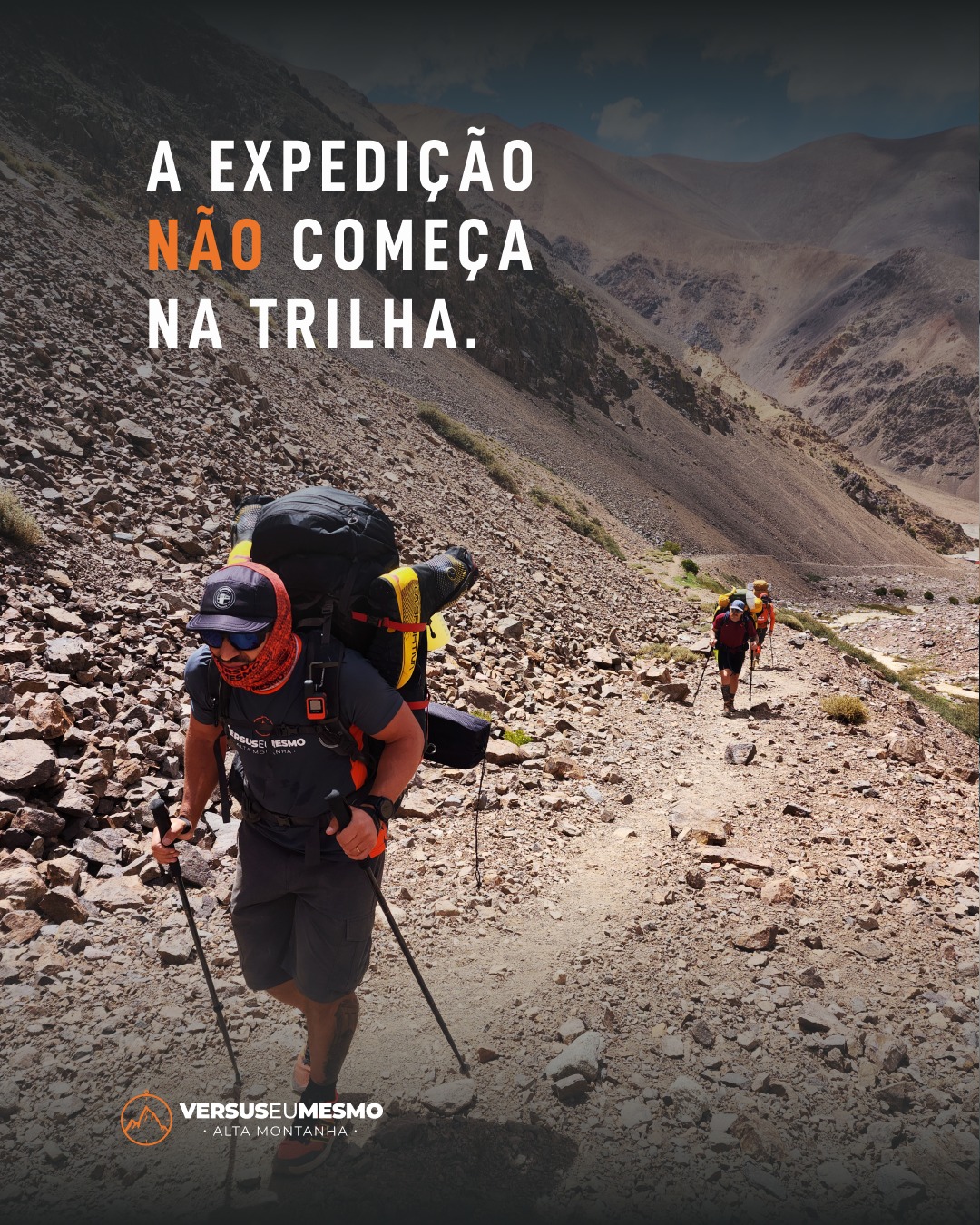 Uma expedição segura e transformadora é construída em três pilares: o preparo físico para ganhar autonomia, o mental para lidar com o desconforto e o logístico para minimizar riscos.
Na VersusEuMesmo, acreditamos que a segurança técnica é o que nos dá liberdade para viver a experiência com profundidade.
Quando cuidamos do "antes", o "durante" se torna um processo de evolução consciente.
A montanha exige respeito, e o respeito começa no planejamento.
Expedições das fotos:
1.
