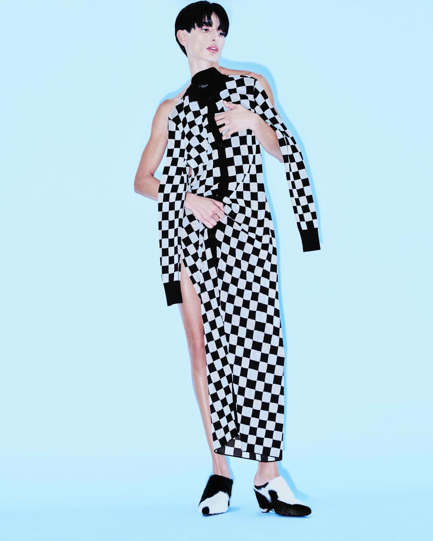 Coven apresenta sua coleção de Inverno 26 inspirada no universo criativo da arquiteta e designer Juliana Vasconcellos. A marca mineira transforma referências do design contemporâneo em peças que exploram tricô, artesania e técnicas de superfície.
Bordados em fio de seda, patchworks inspirados em tapeçarias, broches que remetem ao mobiliário da designer e tricôs com aplicações de “confetes” aparecem entre os destaques da coleção, que traduz o diálogo entre moda e design em uma estética autoral.
No site contamos todos os detalhes e inspirações por trás do Inverno 26 da Coven. Leia a matéria completa no link da bio.
#coven #modabrasileira #inverno26 #fashionbrasil #designbrasileiro julianavasconcellos fashioneditorial tricô modaautoral fashionnews