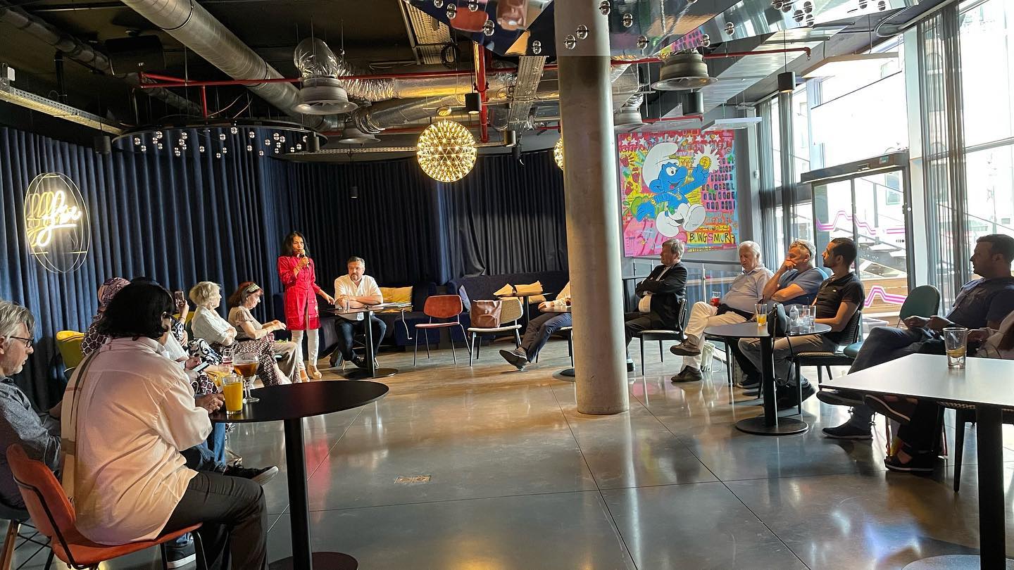 Les apéros du vivre ensemble ! Un peu de boissons et des petits-four mais beaucoup de discussions et de partage ! Cet apéro a pour thÚme principal « Le Bouddhisme de Paix » avec Denis Le Blond, Administrateur de l'Union des
Bouddhistes de Belgique.
Comment vivre ensemble tout en respectant les cultures et convictions personnelles des autres ? Câest toujours un plaisir de recevoir des personnes dâhorizons diffĂ©rents pour discuter de nos points communs đ€©
#diversity