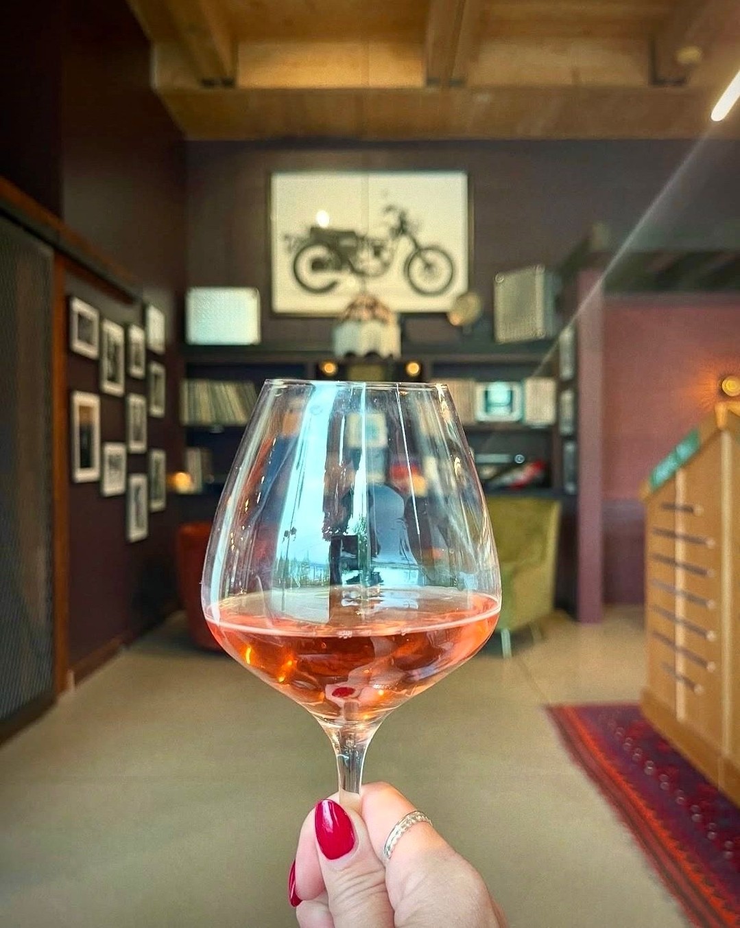 Sunday sips at @2awine 😍 🍷
📸: @tischerk