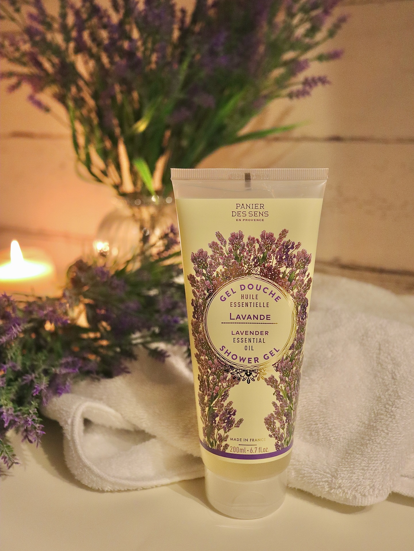 .
/
リニューアルされて新登場‼️
\
南仏プロバンスからやってきたパニエデサンス🪻🍊
毎日のバスタイムが楽しみになる癒しのバスアイテムをご紹介😉
𓂃𓂃𓂃𓂃𓂃𓂃𓂃𓂃𓂃
PANIER DES SENS
パニエデサンス
Made in France
𓂃𓂃𓂃𓂃𓂃𓂃𓂃𓂃𓂃
◇シャワージェル 各1,760円(税込)
● ローズ
● ラベンダー
● プロバンス
● バーベナ
● ジャスミン
● ローズゼラニウム
● オレンジブロッサム
.
世界的な香りの産地として知られるフランス、グラース地方の調香師が手掛ける上質な香りと天然由来成分96%以上のナチュラル処方が嬉しいバス&シャワージェル🛁✨🫧
スポンジや泡立てネットを利用してふわふわの泡でボディをやさしく洗い上げれば、新鮮なエッセンシャルオイルの香りがバスルームいっぱいに広がります🥰
さらに泡風呂としてもお使いいただけるので、いつものバスタイムがちょっと贅沢なものに🫧
.
目を閉じて、香りを楽しみながら入浴すれば一日の疲れもやさしく癒してくれます🛁✨
.
夜の入浴なら『ラベンダー』🪻、目覚めの朝には『バーベナ』か『プロバンス』がおすすめ🍋🍊
でも個人的には一番『ローズゼラニウム』が好きです(笑)
気分で使い分ける時にも手頃なお値段が嬉しいですよね☺️
時間がない日にシャワーだけで済ませてしまっても癒されます。
忙しい日々の中でも、少しだけ自分をいたわるひとときを過ごしてみてはいかがでしょうか❤️
.
#ナチュラルライフ #シャワージェル #バスタイム #入浴剤 #panierdessens