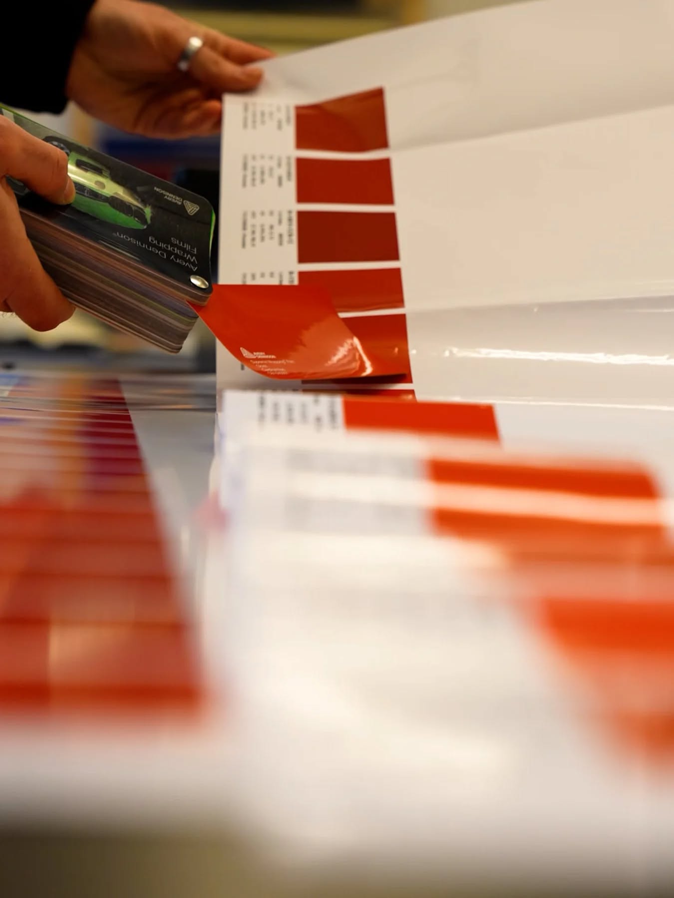 Ici, on est en plein cœur du nuancier Pantone 🔴
Un outil essentiel dans notre métier pour garantir une précision parfaite des couleurs, du concept à la réalisation.
En publicité, une nuance peut tout changer : attirer le regard, transmettre une émotion, ou même renforcer l’identité d’une marque.
Parce qu’au final, la couleur ne se choisit jamais au hasard.
#Pantone #Couleur #Publicité #Création #Design Communication