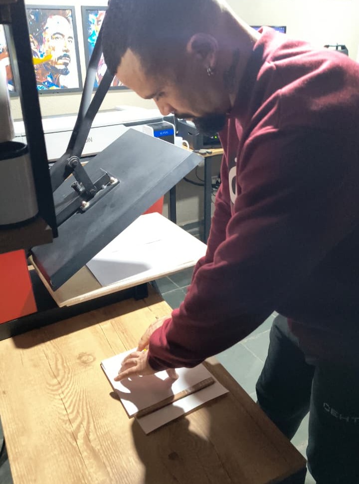 Aprender sublimação nunca foi tão empolgante! Joelmo, irmão do UFC Mauricio Ruff, esteve conosco para descobrir os segredos dessa arte. 🔥 #CursoDeSublimacao #SublimacaoPresencial #ArteCriativa