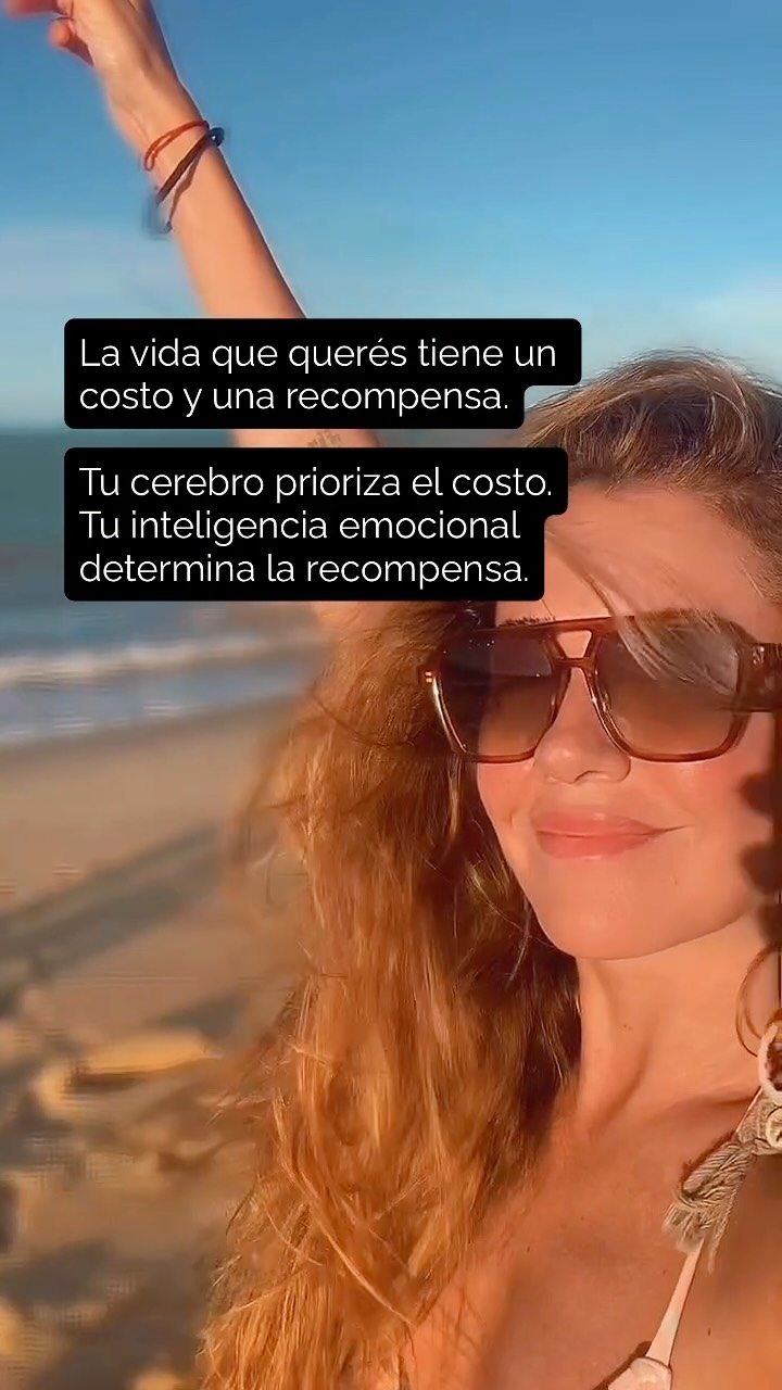 Tu cerebro está diseñado para detectar pérdida antes que posibilidad.
Antes de imaginar la recompensa, va a calcular el costo.
Antes de entusiasmarse, va a preguntarse qué podés perder.
Y el sistema nervioso prioriza lo predecible porque se siente seguro.
Es supervivencia.
Por eso cada decisión expansiva activa primero incomodidad.
Mudarte.
Cambiar de entorno.
Emprender.
Elegir otra vida.
Elegir una versión tuya más afín a tu espíritu.
El costo aparece en primer plano.
La recompensa se revela después.
❤️🔥 La pregunta es si tu identidad actual puede tolerar la recompensa que desea.
Porque cuando tu biología aprende a sentirse segura en la expansión,
la vida de tus sueños deja de ser fantasía
y se vuelve territorio habitable.
Yo elegí atravesar ese umbral.
¿Vamos juntas?
María
#neurocoach #neuroplasticidad #vidacalma #sistemanervioso