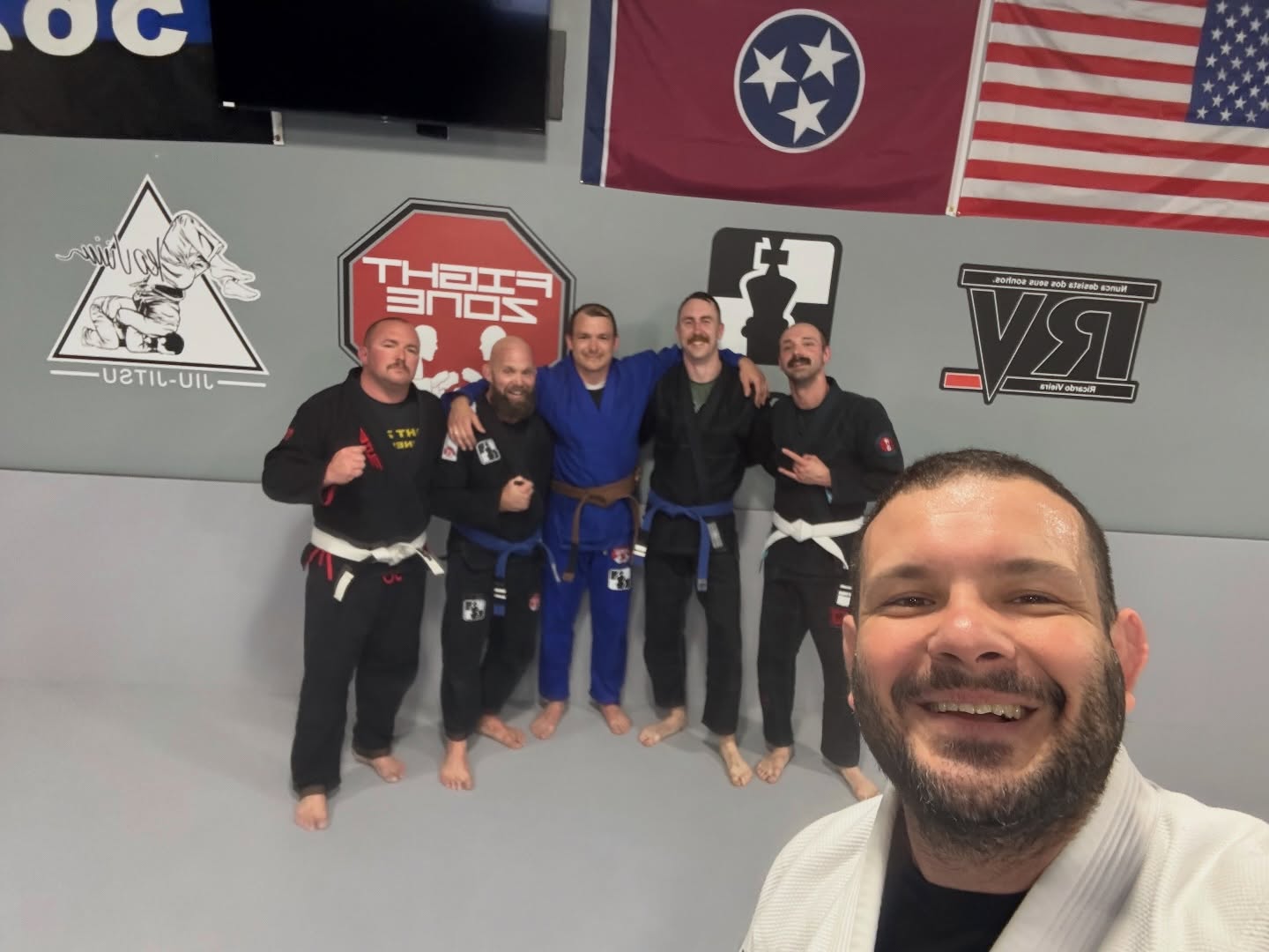 What an amazing Monday on the mats.
Lunch class was great with some tough rounds.
Outstanding kids classes.
Adults and advanced kids was 🔥🔥
Congratulations Tim on your blue belt today. 👊🎊🎉
Great way to set the tone for the week everyone.
#jiujitsu #kids #adults
