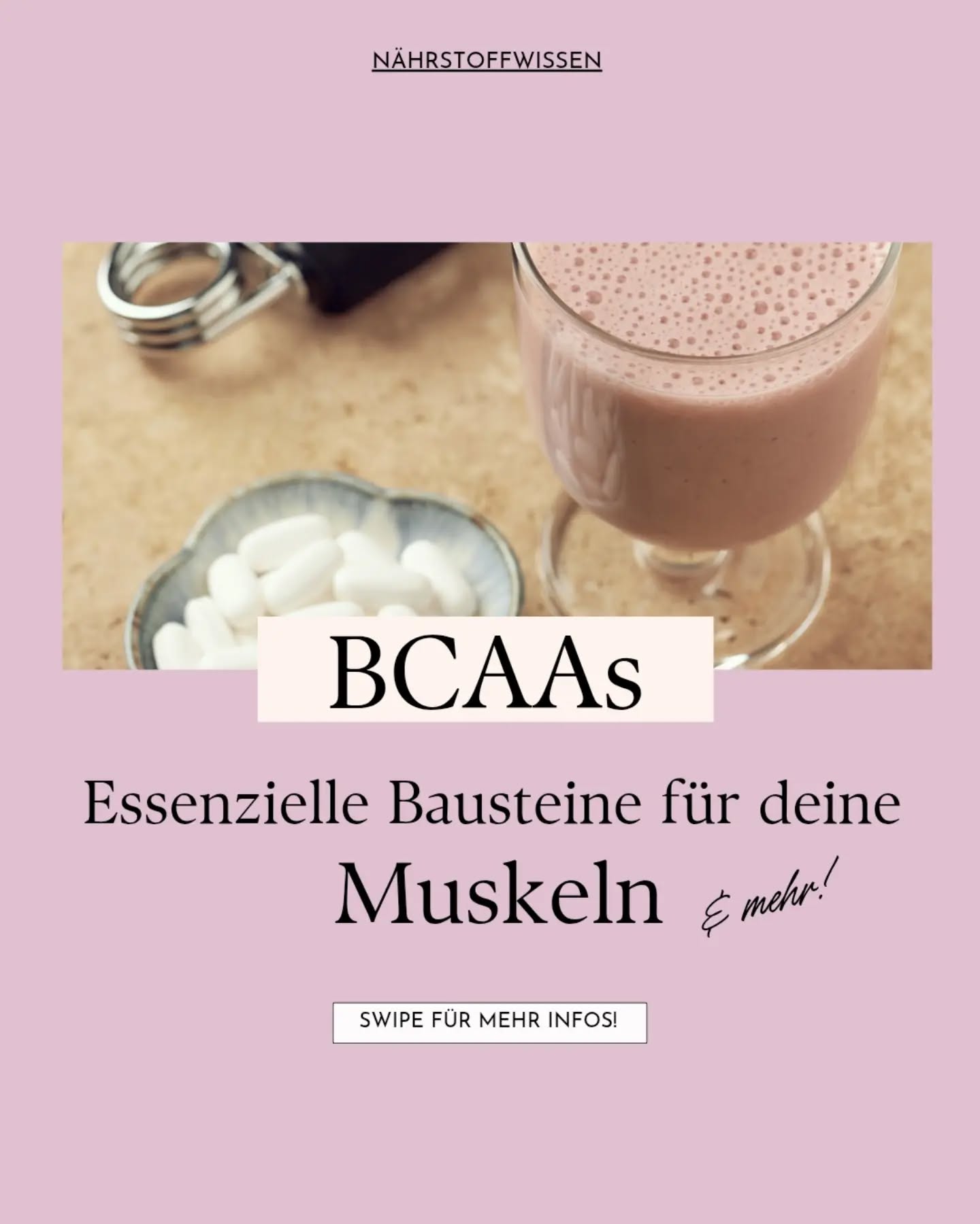 BCAAs (branched-chained amino acids) sind essenzielle Aminosäuren, die vielfältige Funktionen im Körper erfüllen. Besonders in der veganen Ernährung ist es wichtig, auf eine ausreichende Zufuhr von Leucin, einer der BCAAs, zu achten. 🌱
Durch eine abwechslungsreiche pflanzliche Ernährung kannst du deinen Bedarf an BCAAs decken. Wenn du als Sportler:invegane Proteinshakes nutzt, achte darauf, dass sie aus mehreren Proteinquellen bestehen und eventuell auch zusätzlich Leucin enthalten – für optimalen Muskelaufbau.