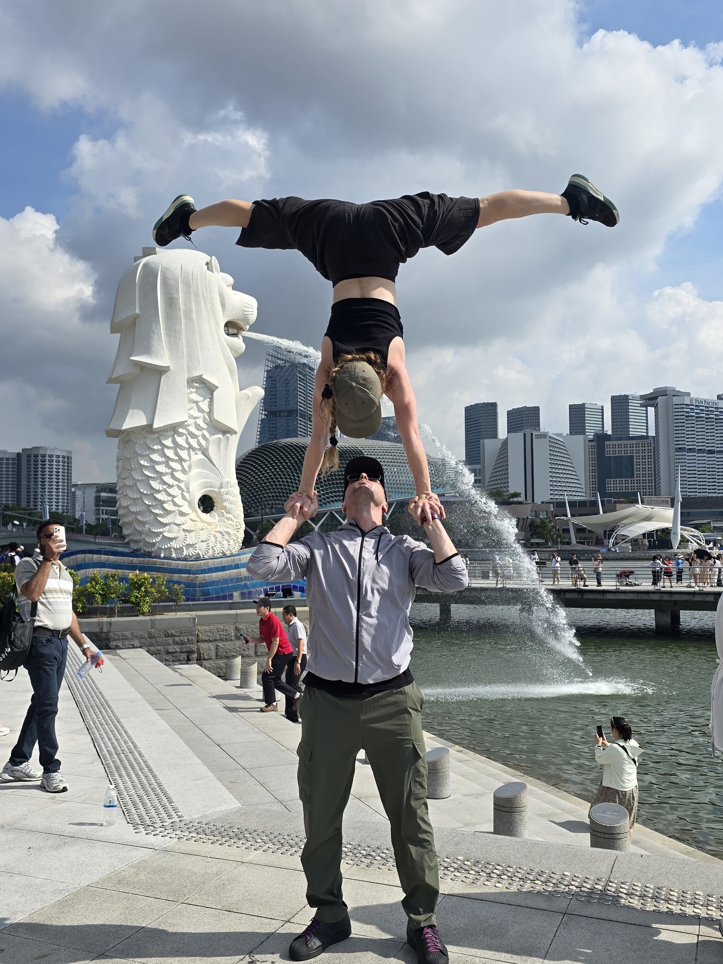 We meet people from all walks of life on our tours… but this one really caught us off guard 😮✨
A couple asked us to take a photo — something we’ve done a thousand times before. Easy, right?
Next thing we know… he flips his wife up in the air like it’s a full-on acrobatic performance 🤸♀️
Safe to say — we were NOT ready for that shot 😂📸
Only on tour… you never know what you’re going to witness.
#cityscoot #biketours #singaporetours #cyclingtours #singapore