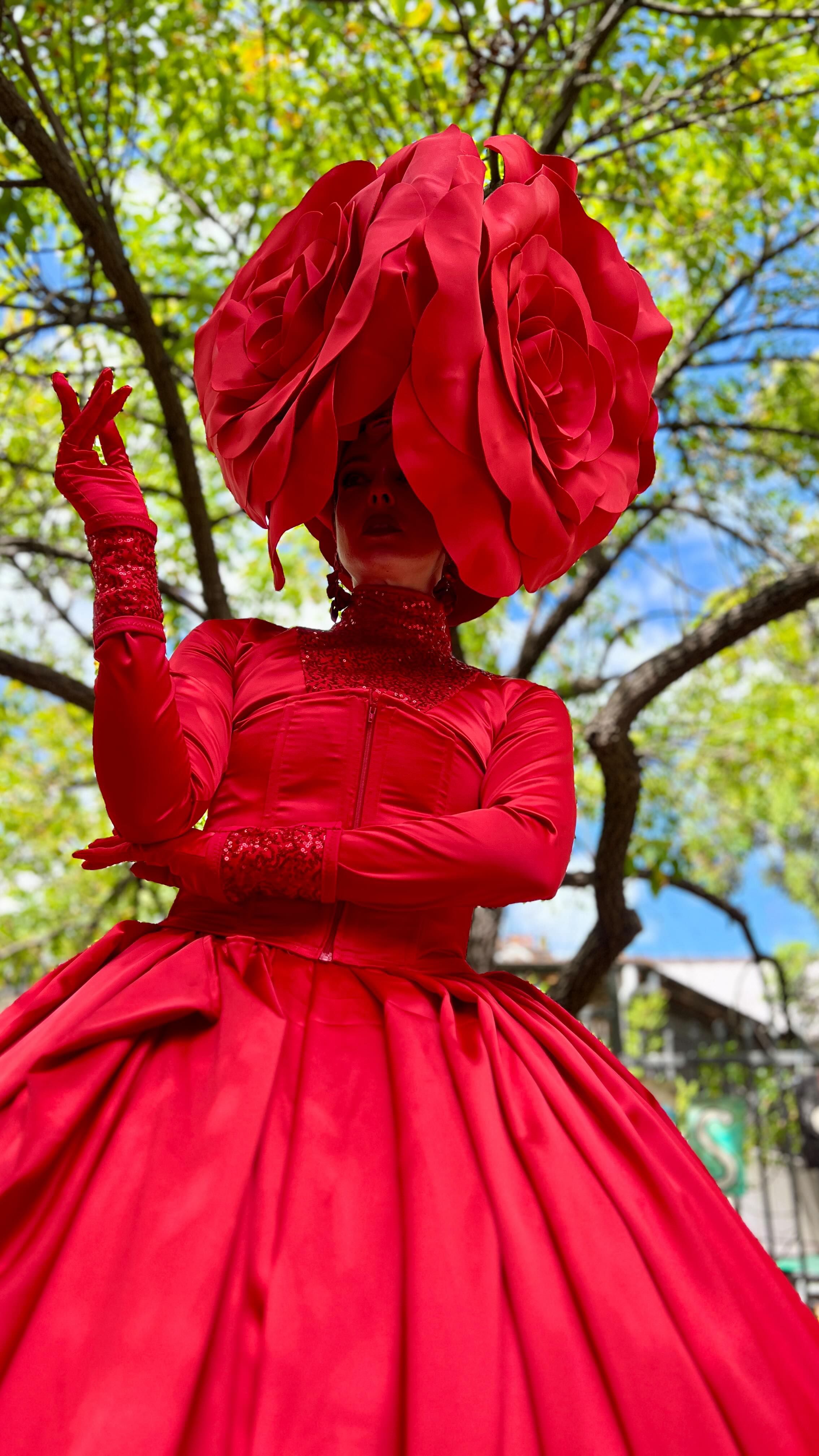 The artist and his muse 🌹
Our Rose Rouge became the inspiration as artists stopped by to sketch, paint and capture the moment during the launch of Cooper St Reserve in Surry Hills.
A beautiful meeting of performance and visual art.
Thanks to @enhancentertain, @cityofsydney
#DanceCircus #TheArtistAndHisMuse #LivingArt #RovingPerformance #SydneyEvents