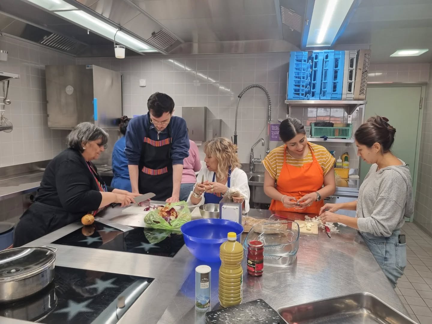A wonderful evening at Kitchen Lab!
Thank you to Latife for guiding us through the preparation of a delicious Lamb with spinach and lentils dish served with bulgur pilavı.
It was a beautiful moment of sharing food, and conversation around the table. Thank you to everyone who joined us!
—
¡Una hermosa tarde en Kitchen Lab!
Muchas gracias a Latife por enseñarnos a preparar un delicioso plato de lentejas con espinaca y carne de cordero, acompañado de bulgur pilavı.
Fue un momento muy especial para compartir comida, cultura y conversaciones alrededor de la mesa. ¡Gracias a todas las personas que participaron!
—
Ein wunderbarer Abend im Kitchen Lab!
Vielen Dank an Latife, die uns gezeigt hat, wie man ein köstliches Gericht aus Linsen, Spinat und Lammfleisch mit Bulgur Pilavı zubereitet.
Es war ein schöner Moment, um Essen, Kultur und Gespräche am Tisch zu teilen. Danke an alle, die dabei waren!
#ETKultur #interAct #kitchenlab #CommunityCooking #InterculturalExchange